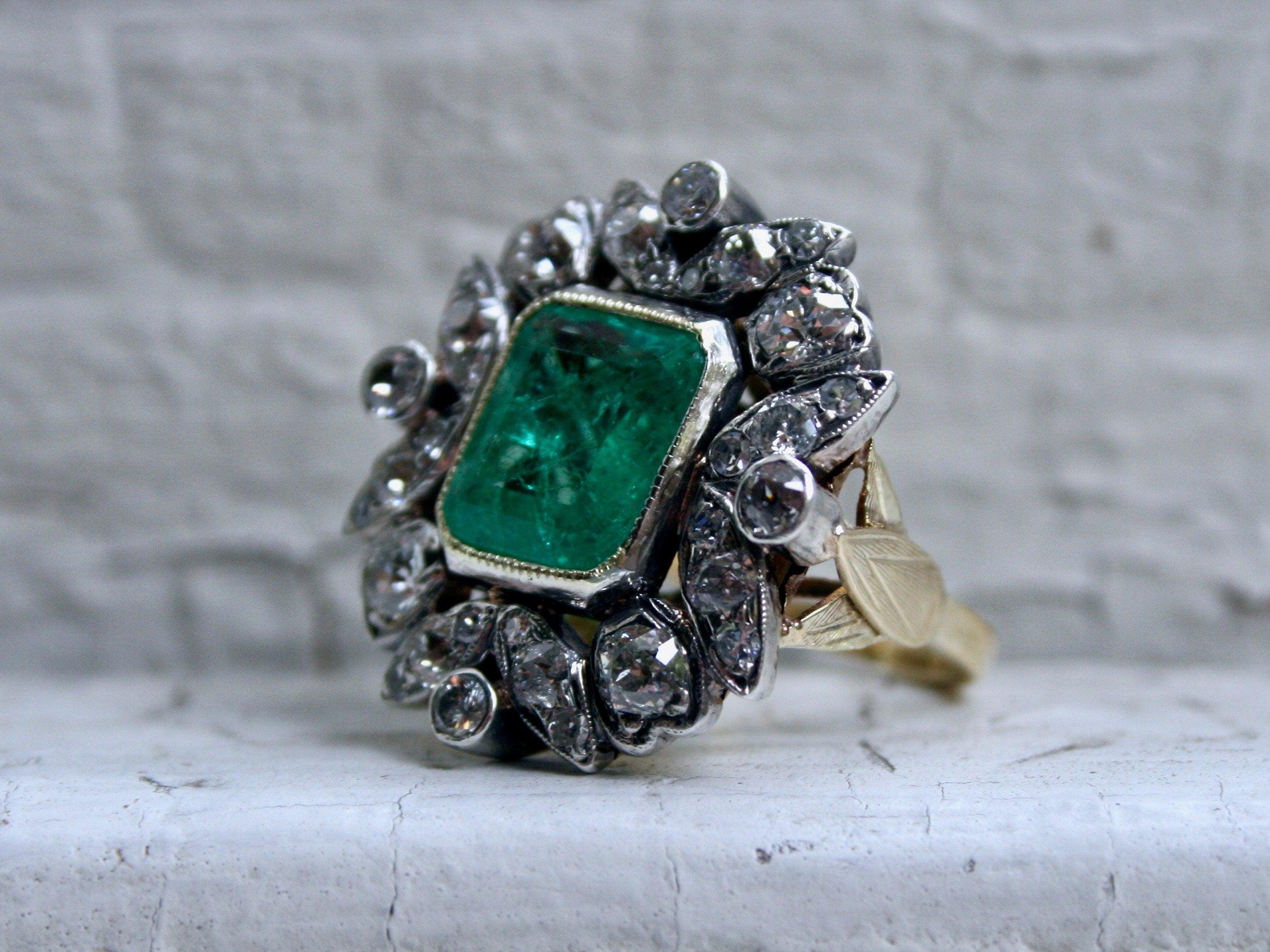 Anillo victoriano antiguo de oro / plata de 18 quilates con diamantes y esmeralda, 6,60 quilates Victoriano en venta