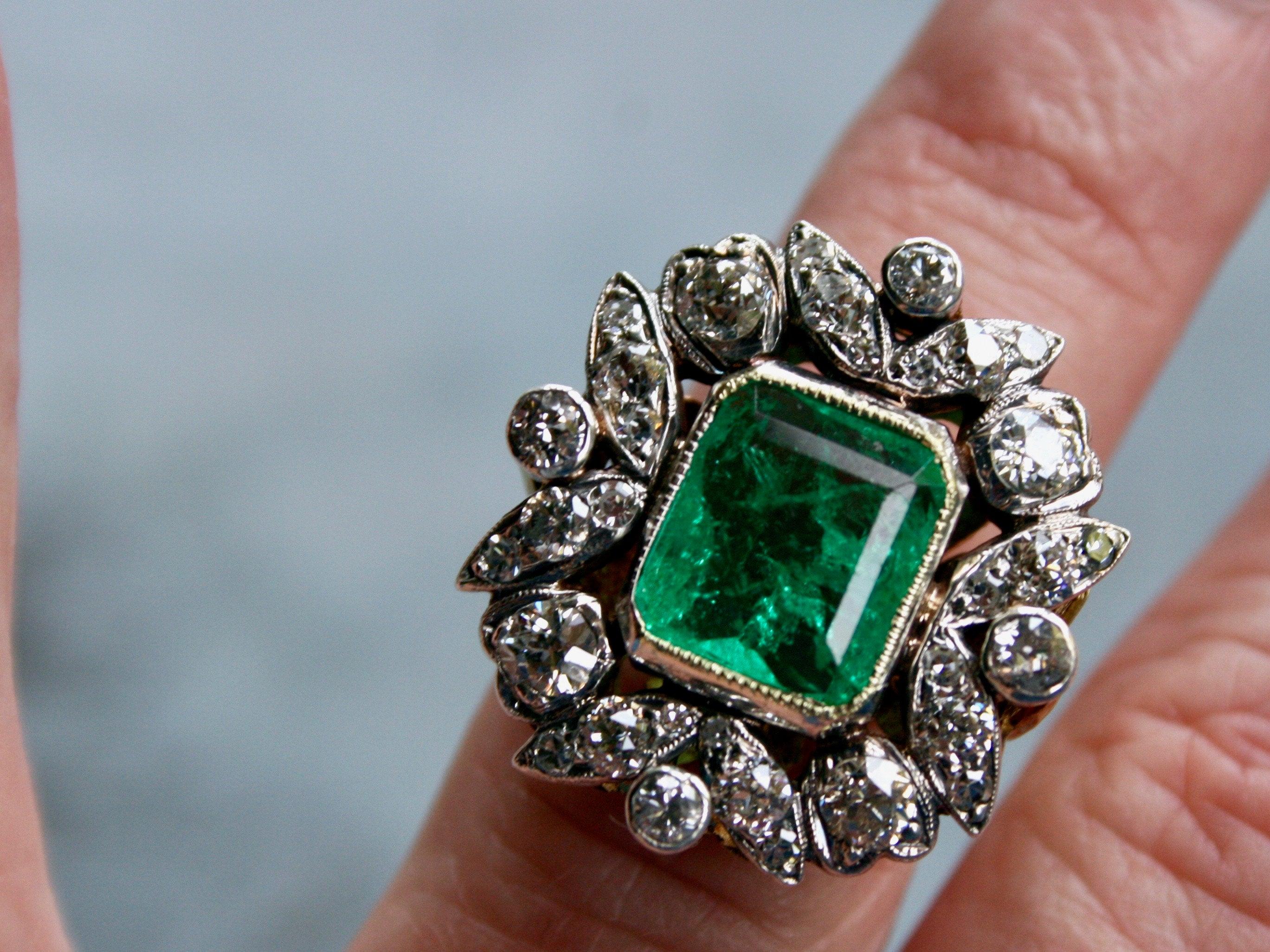 Victorian Antique 18 Karat Gold / Silver Diamond and Emerald Ring, 6.60 Carat In Good Condition For Sale In San Francisco, CA