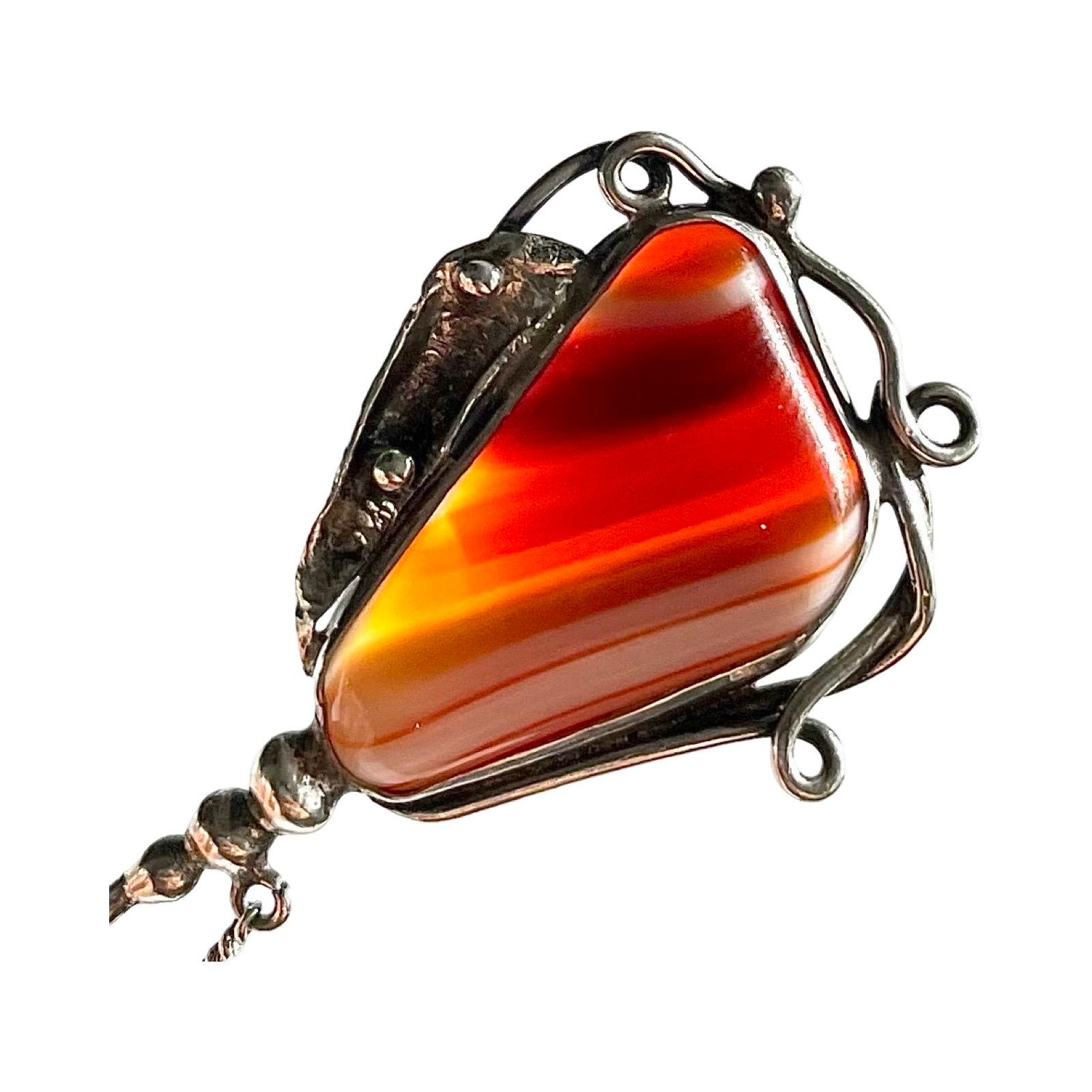 Stunning unusual and unique stick pin with banded carnelian set in 925 sterling silver, dating around 1900’s.

Measurements
Length approximately 9 centimetre
Weight: approximately 5 gram

Hallmarks: 925, female head pictogram, makers mark