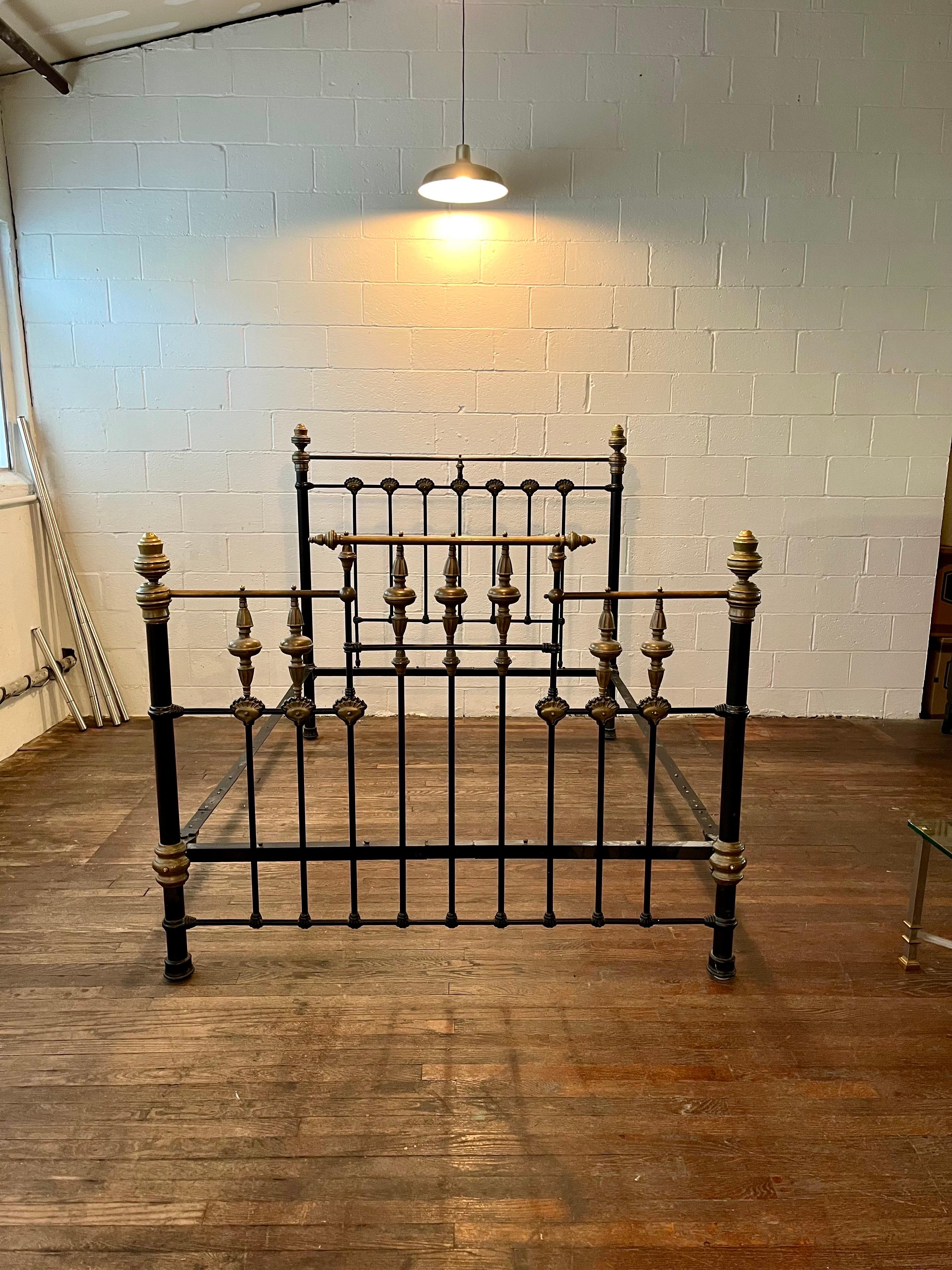 Victorian Antique Bed in Black Iron and Brass In Good Condition In W Allenhurst, NJ
