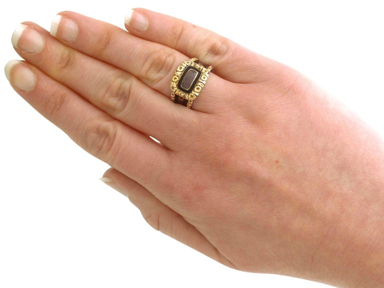 Victorian Antique Black Enamel and Yellow Gold Mourning Ring For Sale 3