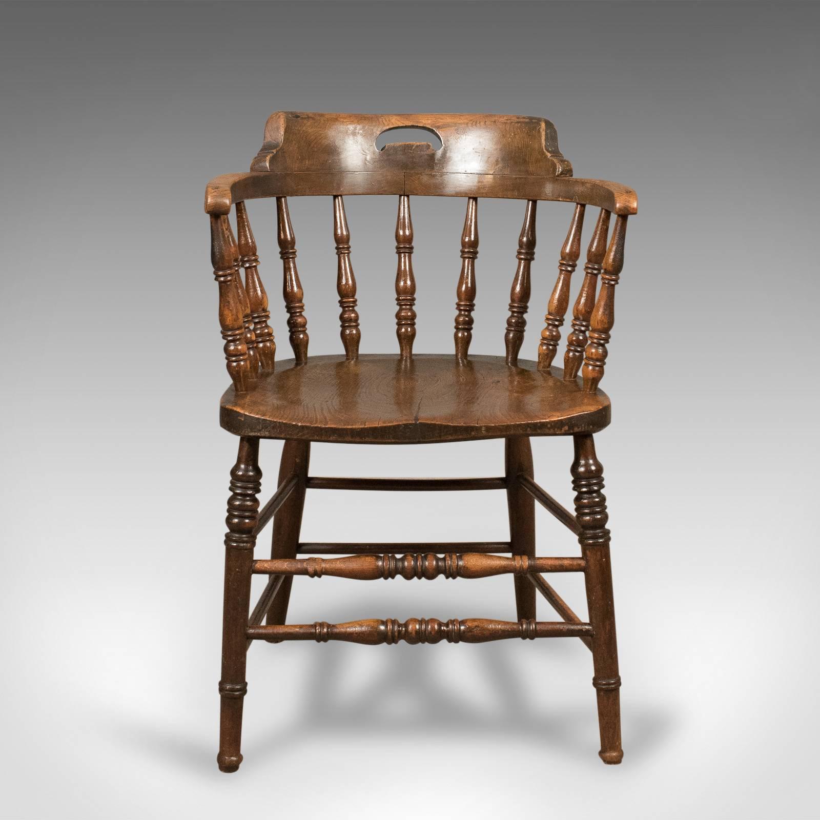 Dies ist ein viktorianischer:: antiker Stuhl mit niedriger Rückenlehne:: der manchmal auch als 