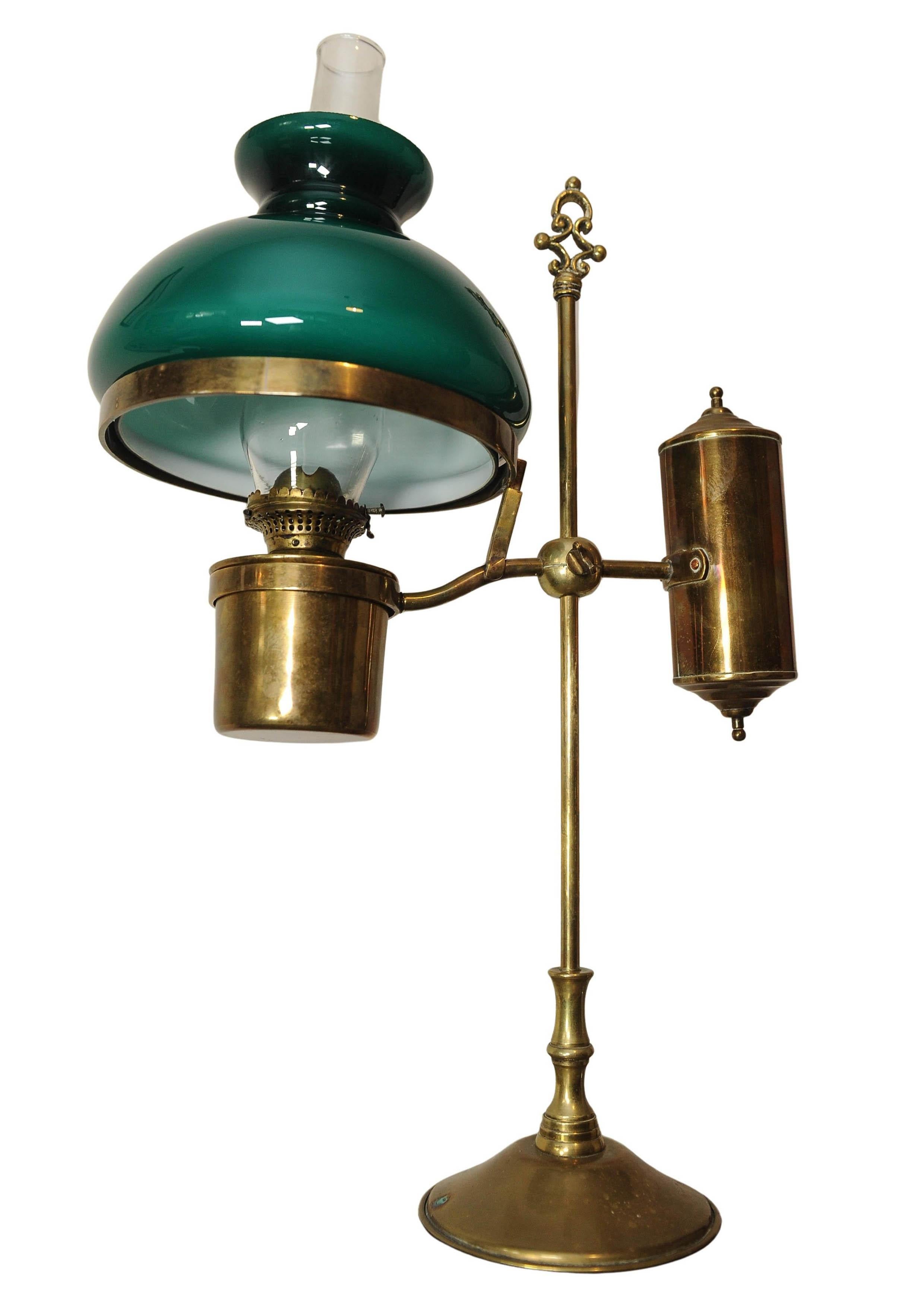 Lampada a gas per studenti regolabile in ottone antico di epoca vittoriana con paralume in vetro verde corsa e paralume interno in vetro pulito.

Un classico dal design senza tempo, adatto a una scrivania antica o moderna.

Questa lampada potrebbe