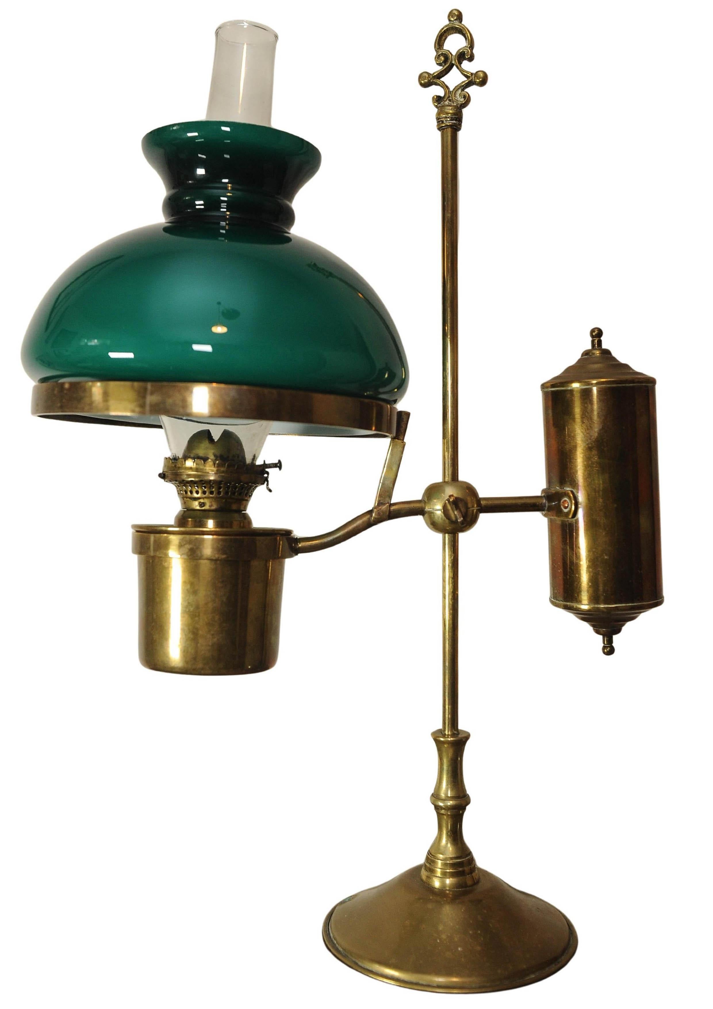 Pieno vittoriano Lampada a gas per studenti regolabile in ottone antico di epoca vittoriana con paralume verde corsa in vendita