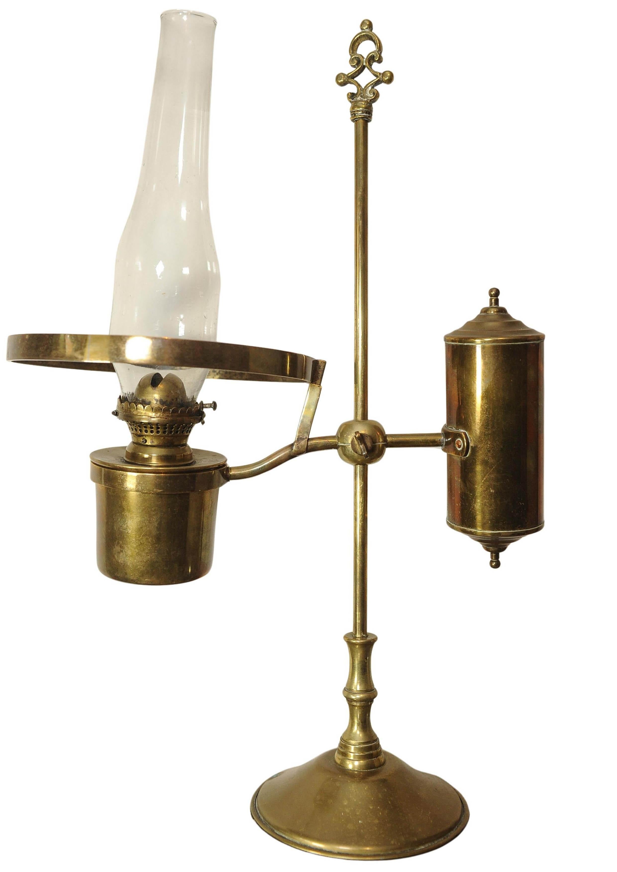 Britannico Lampada a gas per studenti regolabile in ottone antico di epoca vittoriana con paralume verde corsa in vendita