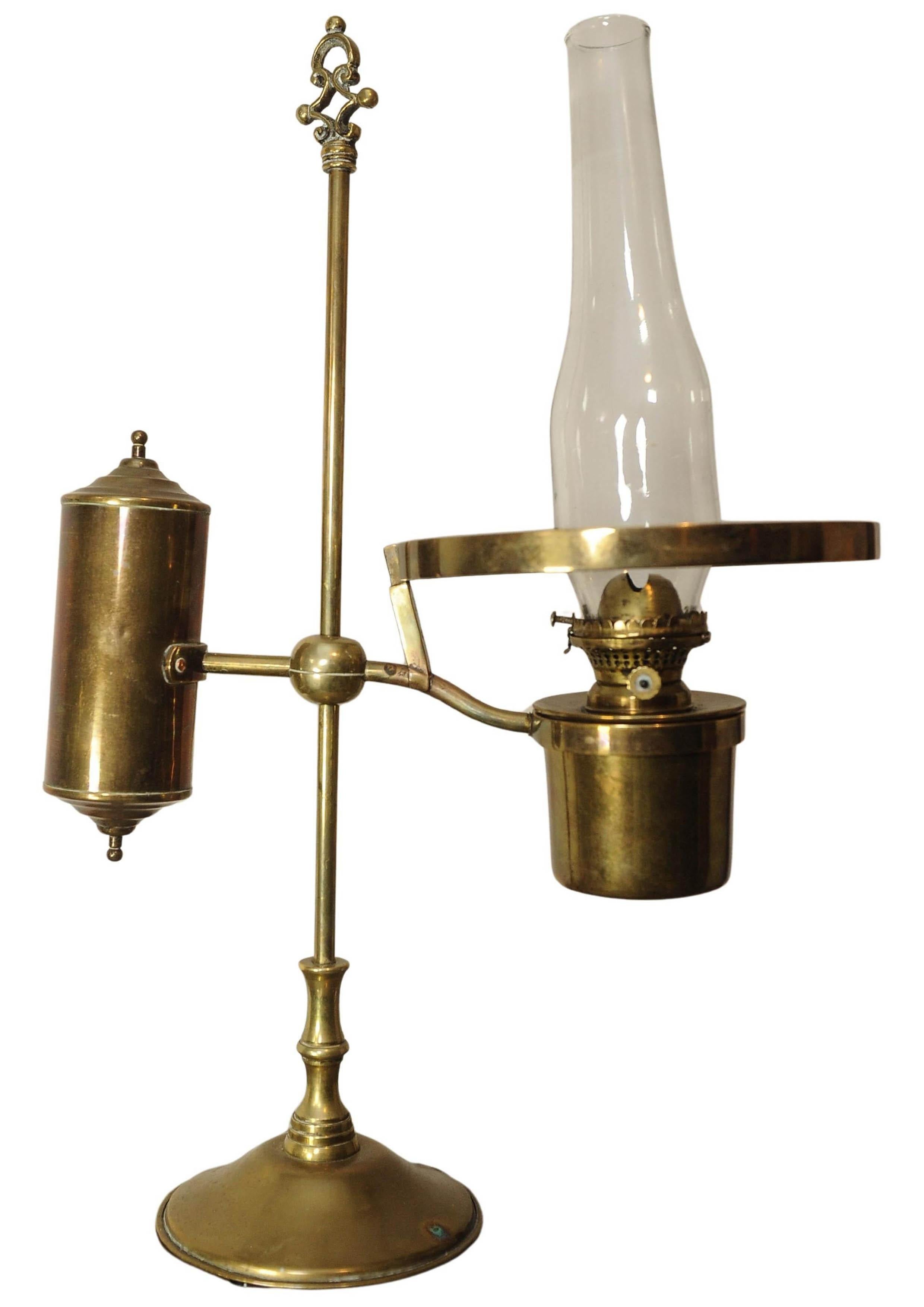 XIX secolo Lampada a gas per studenti regolabile in ottone antico di epoca vittoriana con paralume verde corsa in vendita