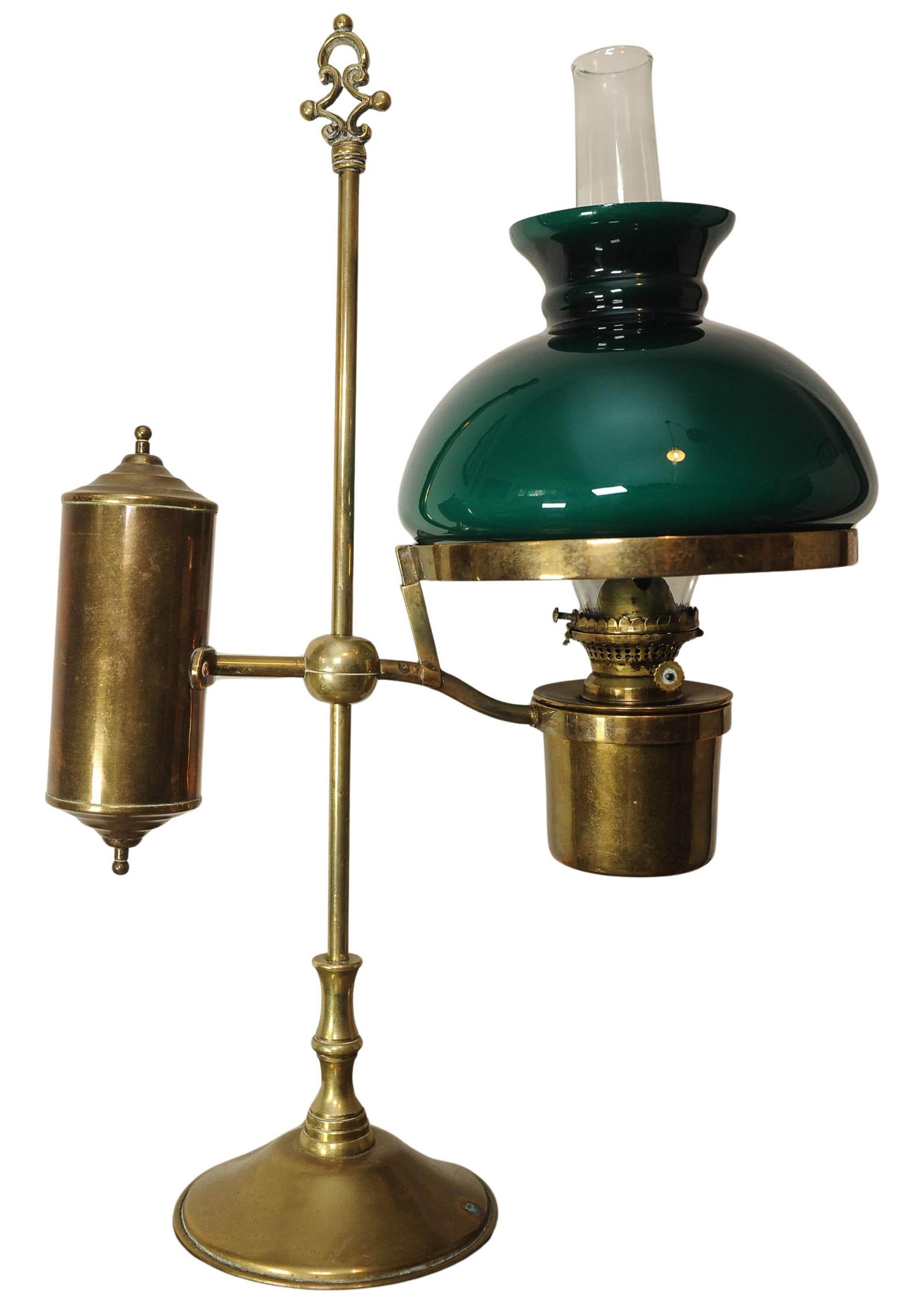 Ottone Lampada a gas per studenti regolabile in ottone antico di epoca vittoriana con paralume verde corsa in vendita