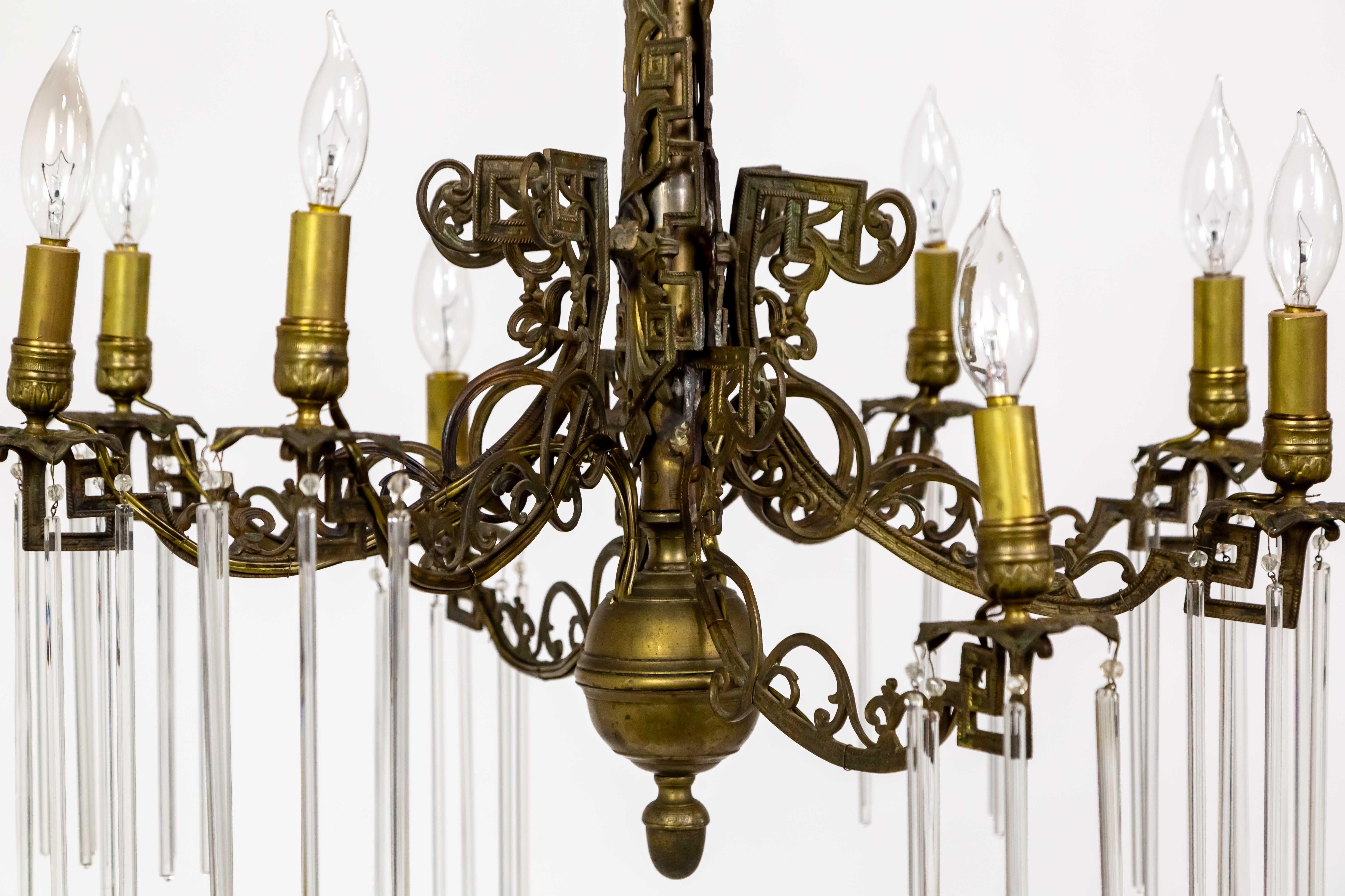 Lampadario vittoriano a curva C in ottone antico con aste di cristallo in vendita 6
