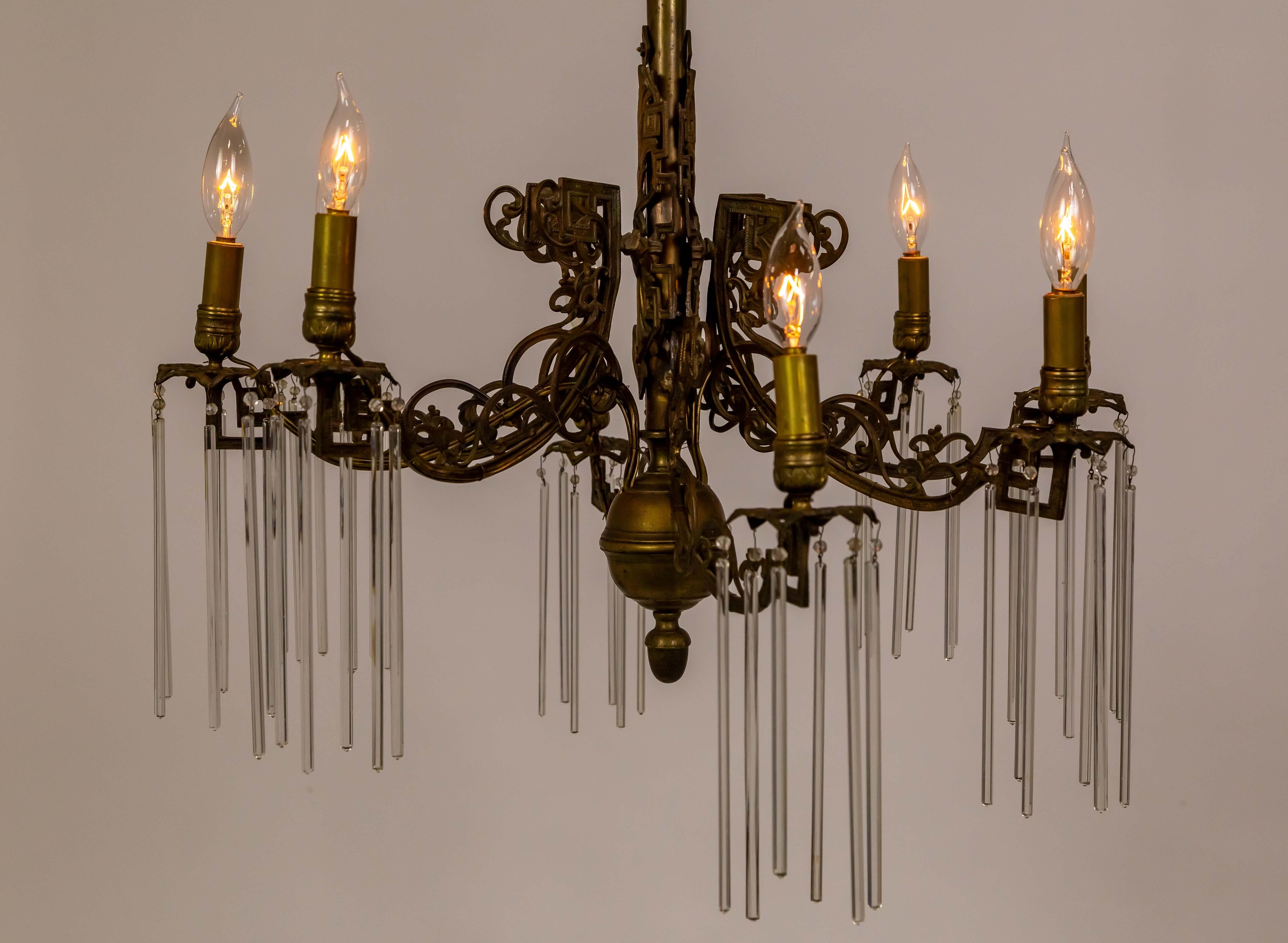 Lampadario vittoriano a curva C in ottone antico con aste di cristallo in vendita 10