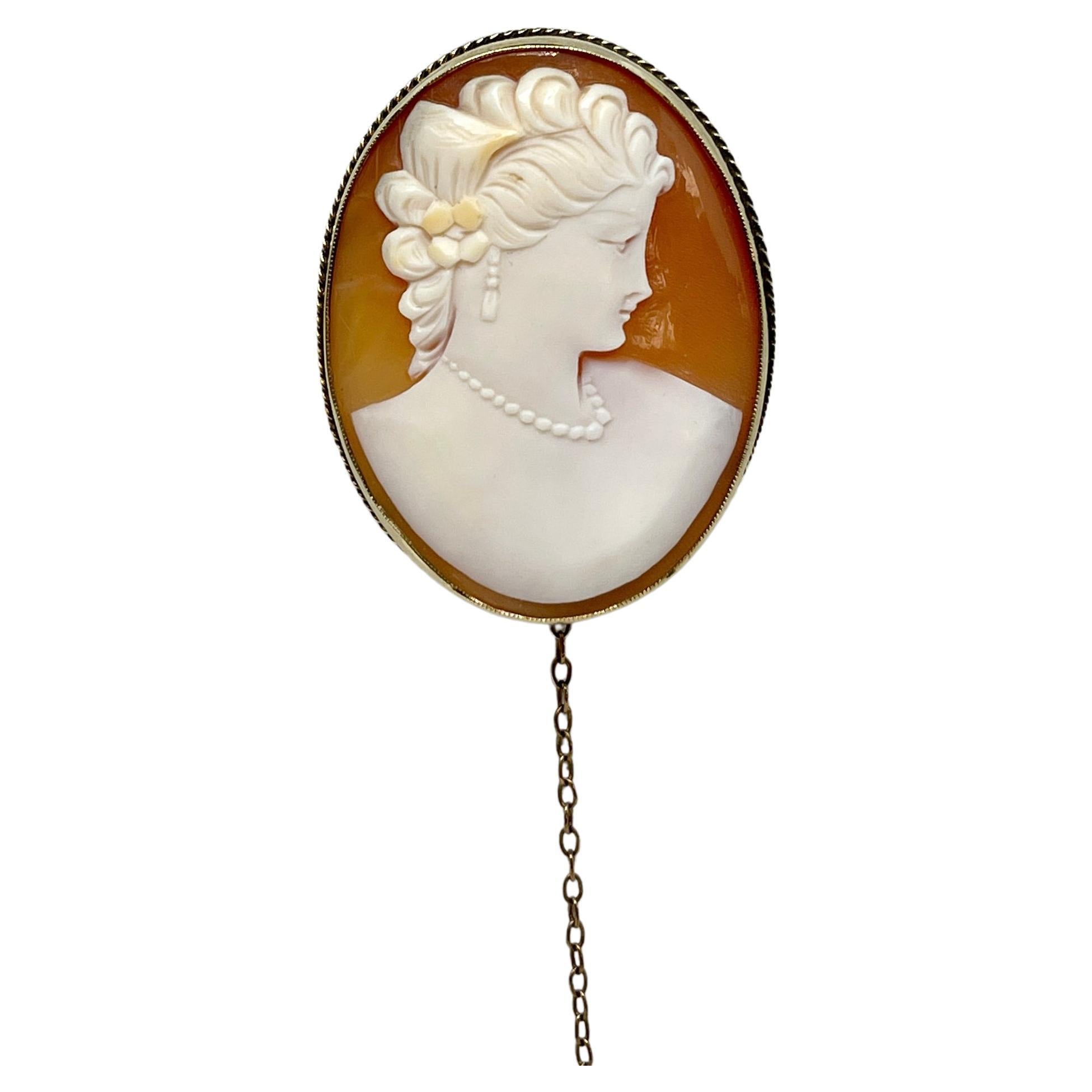 Victorian Antique Cameo Shell Brooch Lady Wearing Pearls Circa 1890 18ct Gold For Sale