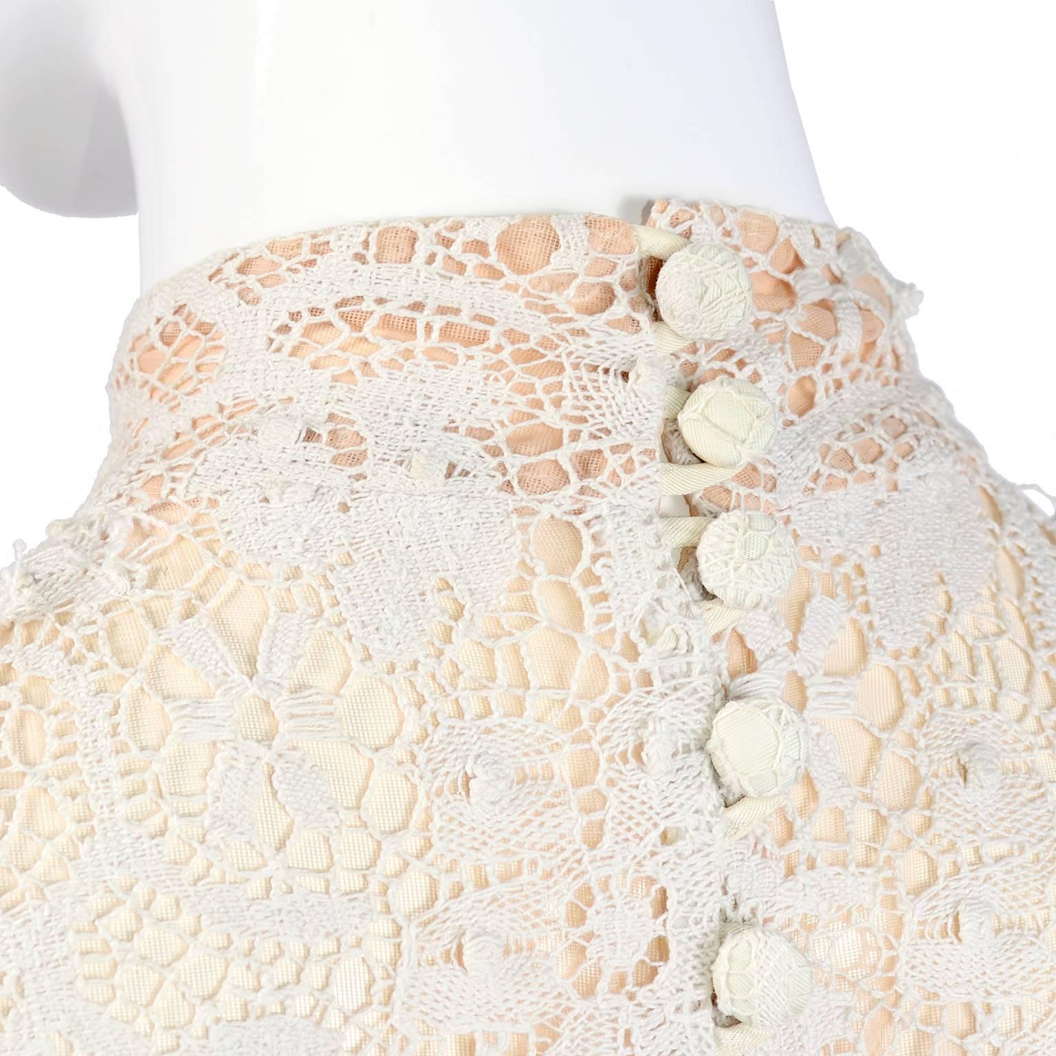 Robe de mariée victorienne ancienne en dentelle crochetée avec col haut, taille 2 en vente 8