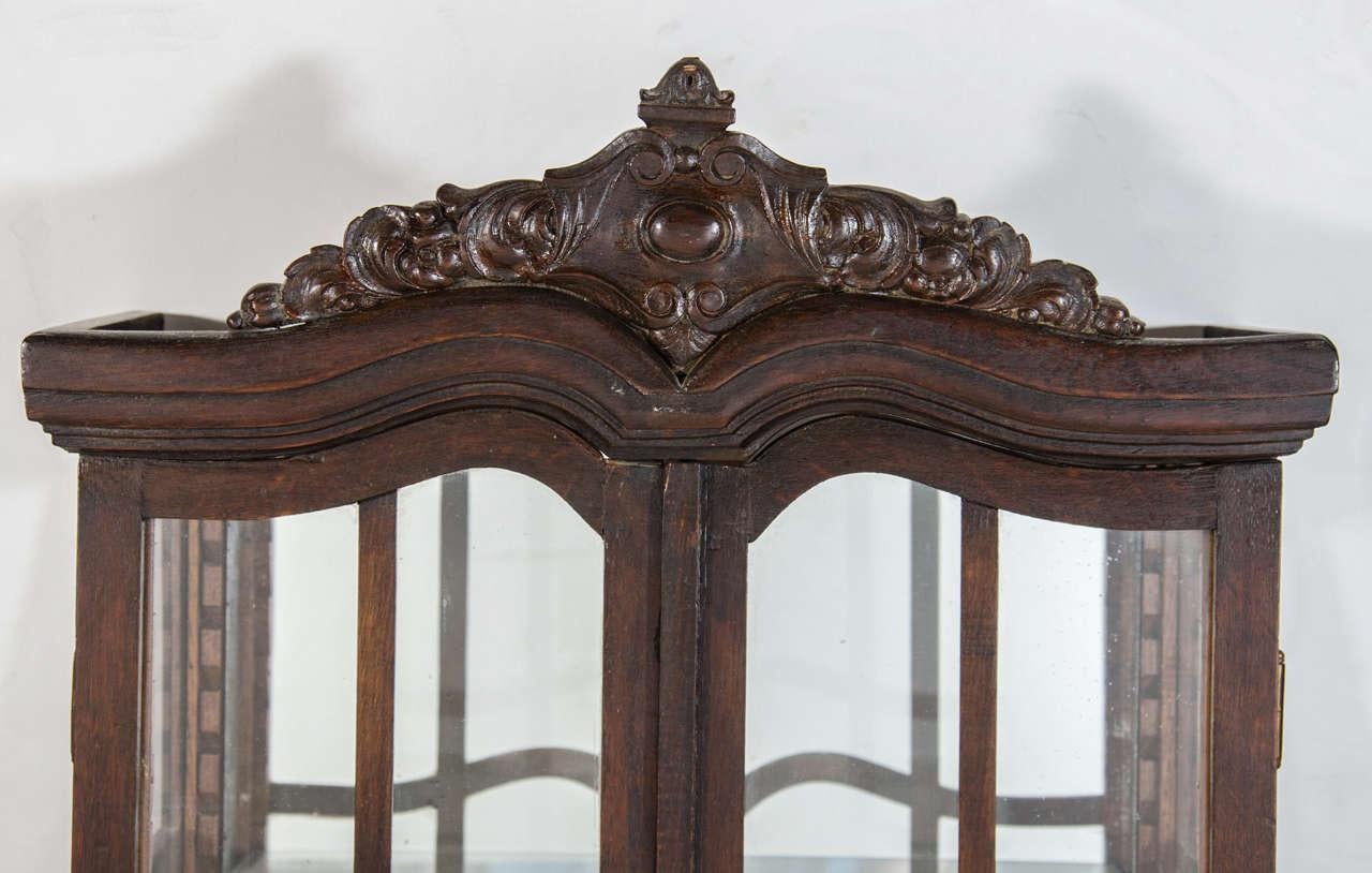 Viktorianisches antikes Kuriositätenkabinett mit handgeschnitzten Wood Designs (Niederländisch) im Angebot