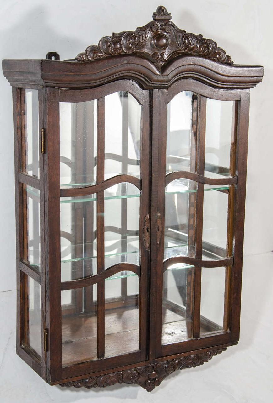 Viktorianisches antikes Kuriositätenkabinett mit handgeschnitzten Wood Designs im Zustand „Gut“ im Angebot in Fort Lauderdale, FL