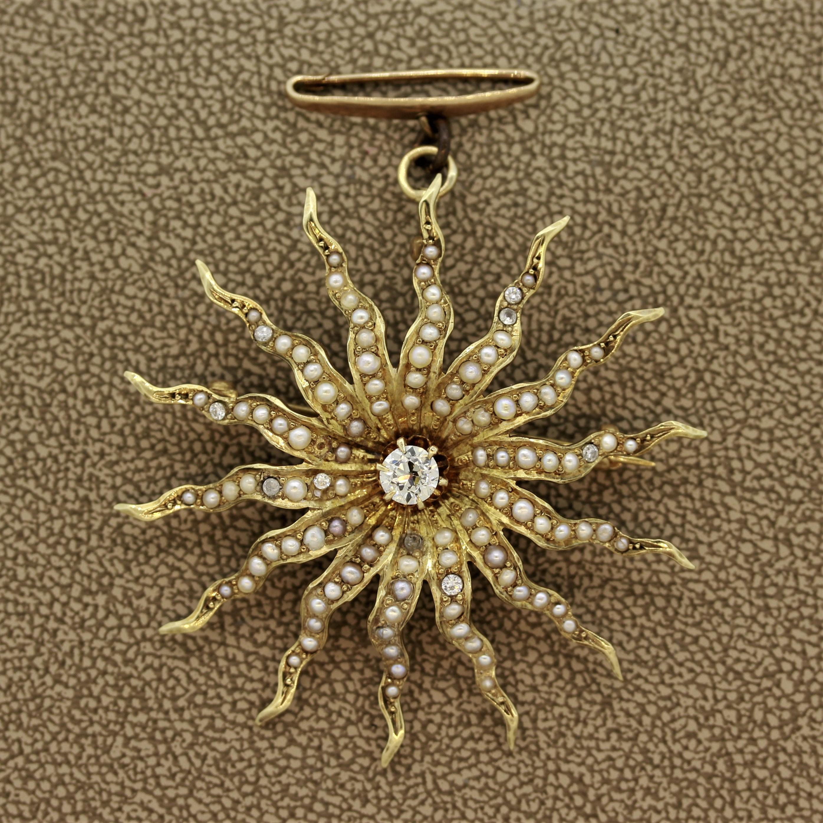 Ein klassisches Sonnenschliff-Motiv aus den 1890er Jahren. Diese Antiquität verfügt über einen großen halben Karat alten Mine geschnitten Diamant in der Mitte des Stückes. Die Sonnenstrahlen sind mit natürlichen Saatperlen und kleineren Diamanten