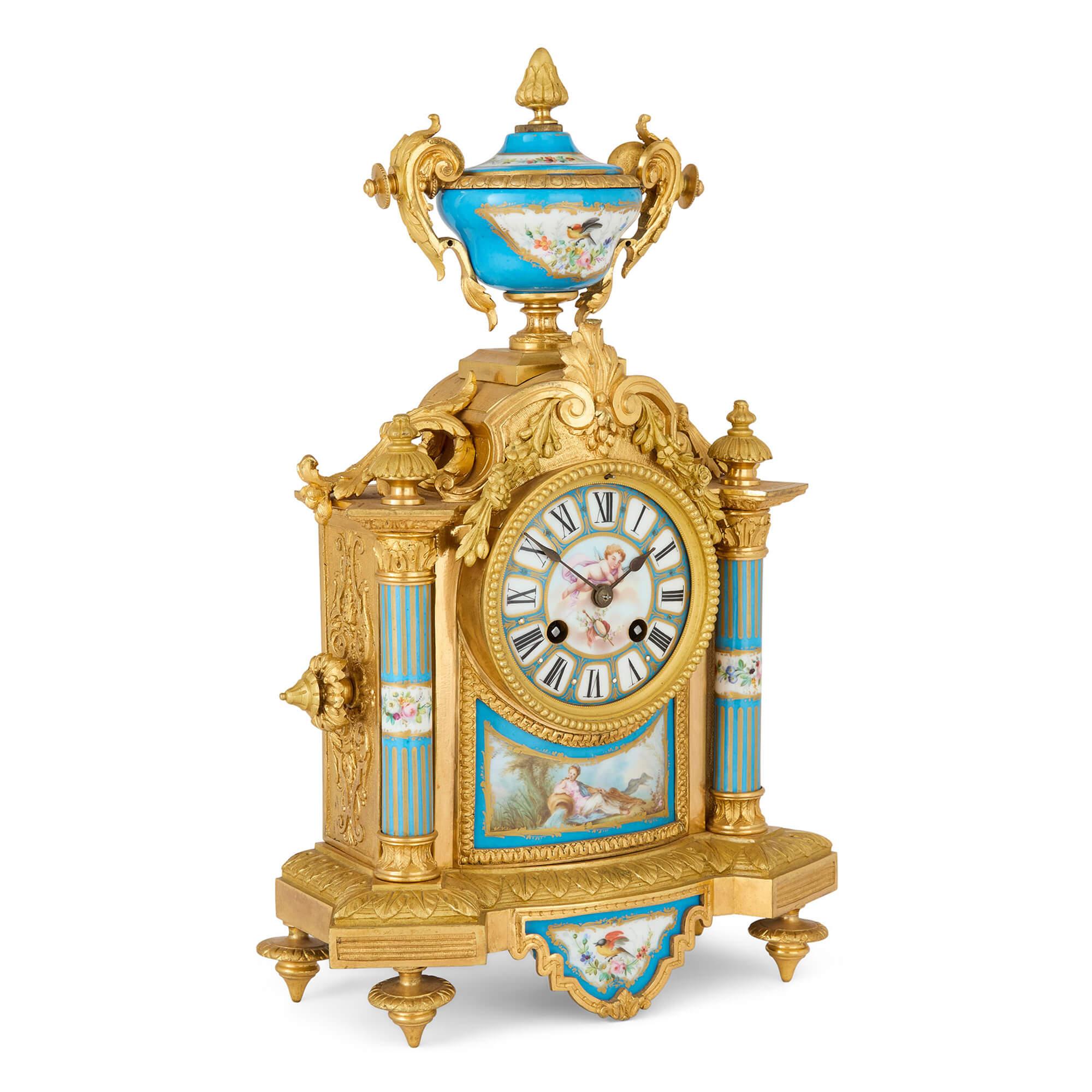 Reloj de repisa de porcelana victoriano antiguo de bronce dorado estilo Sèvres H. Brillante Leamington
Inglés, finales del siglo XIX
Altura 39 cm, anchura 24 cm, profundidad 12 cm

Este atractivo reloj de sobremesa de finales del siglo XIX, obra de