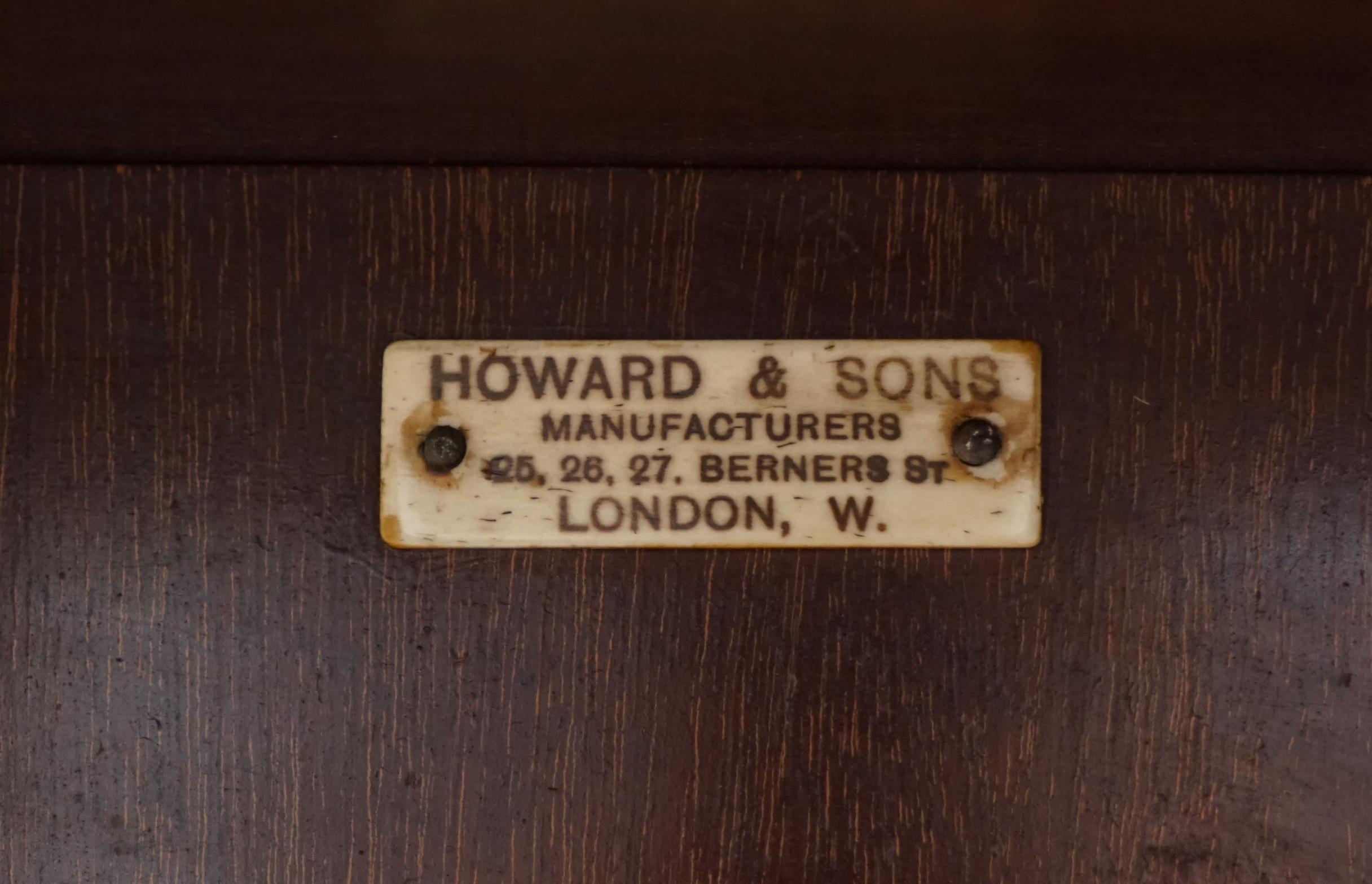 Wir freuen uns, diesen wirklich sehr schönen und sehr sammelwürdigen Howard & Son's Berner street Library revolving bookcase table zum Verkauf anbieten zu können 

Ich habe noch nie eines von Howard gesehen, es ist mittelviktorianisch, um 1870,