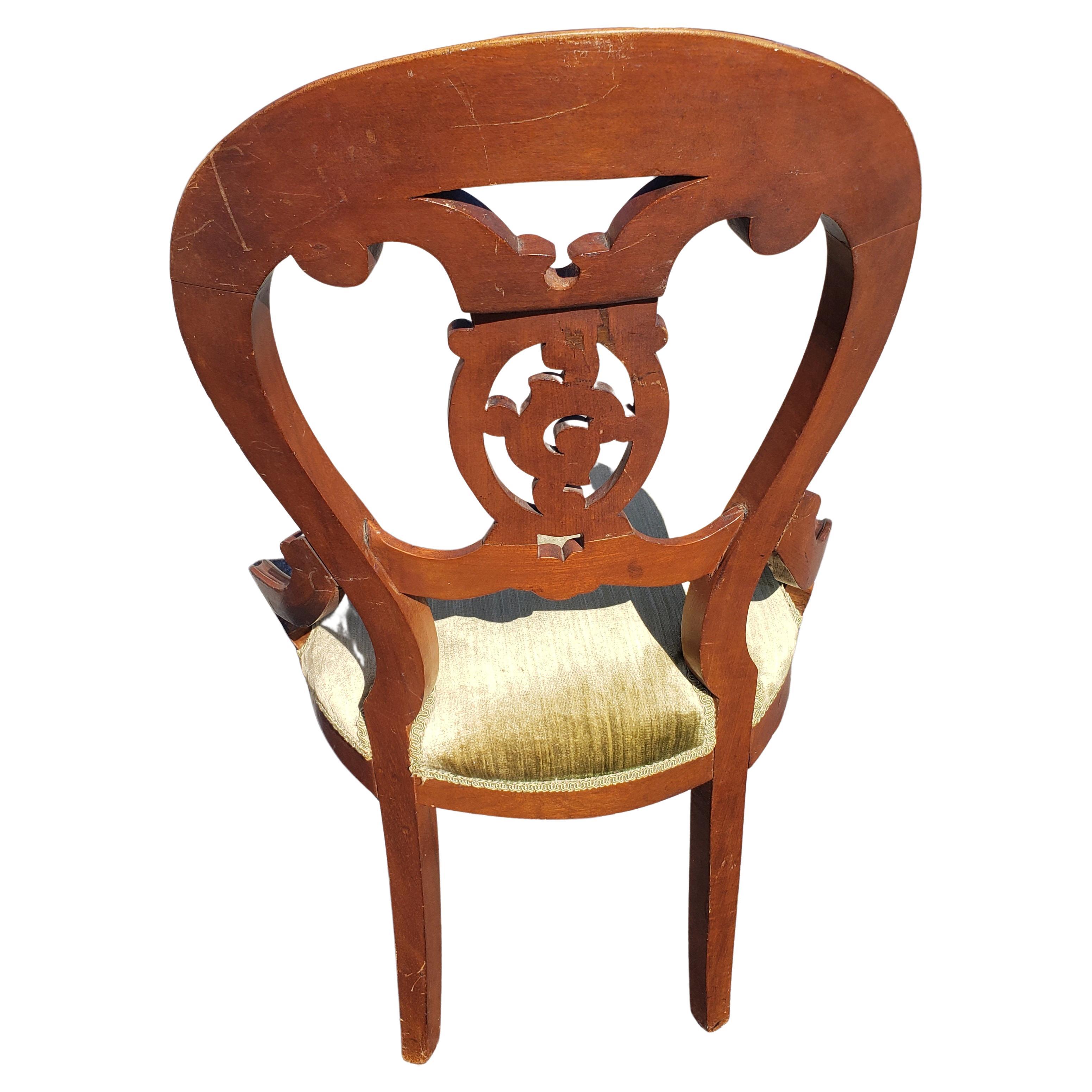 Victorian Antique Mahagoni geschnitzt Ballon zurück gepolsterten Sitz Stuhl in gutem Zustand. Der zitronengrüne Samtsitz ist fest und die Polsterung in gutem Zustand.
Stuhl misst 19 