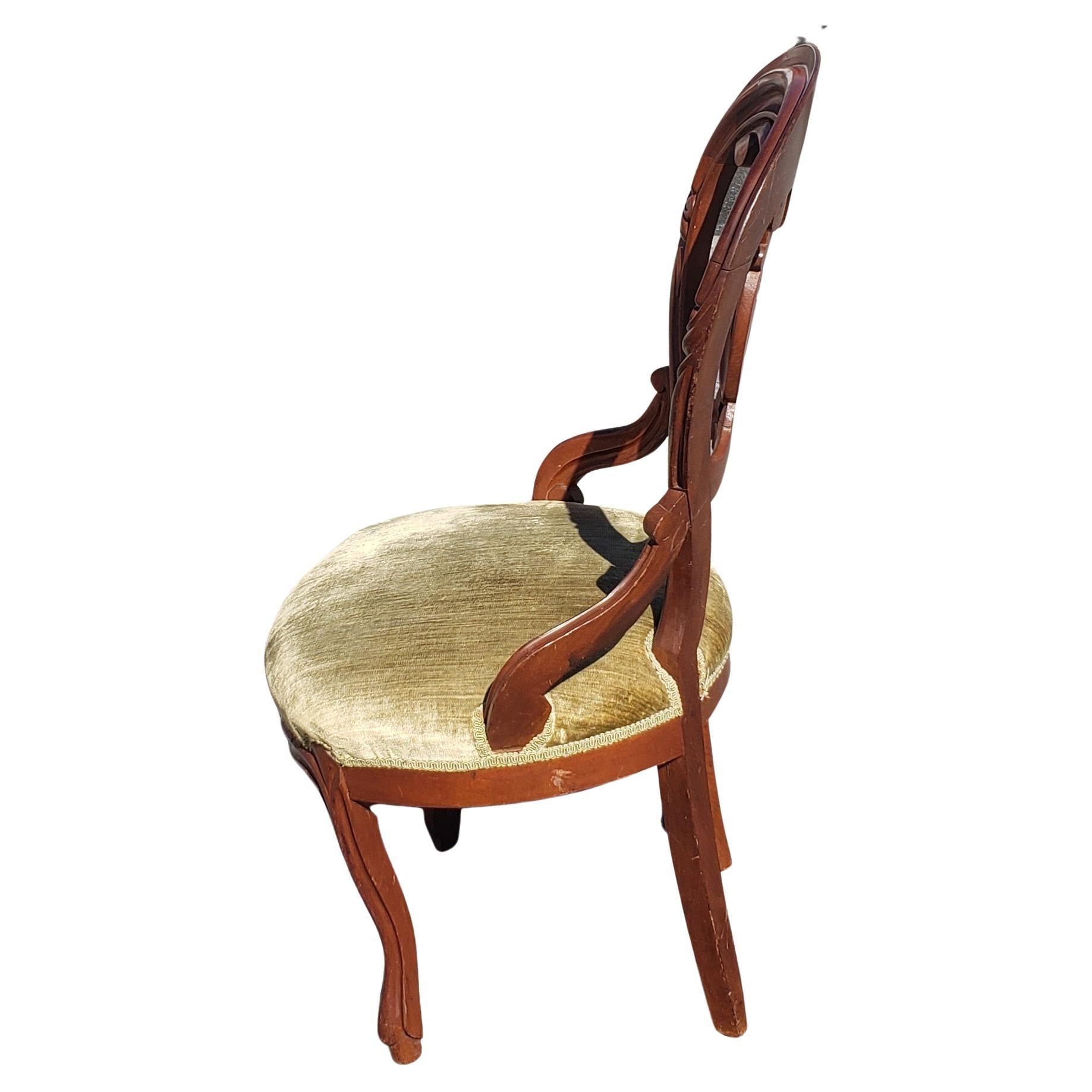 Victorien Fauteuil de siège victorien ancien en acajou sculpté à dossier en forme de ballon rembourré en vente