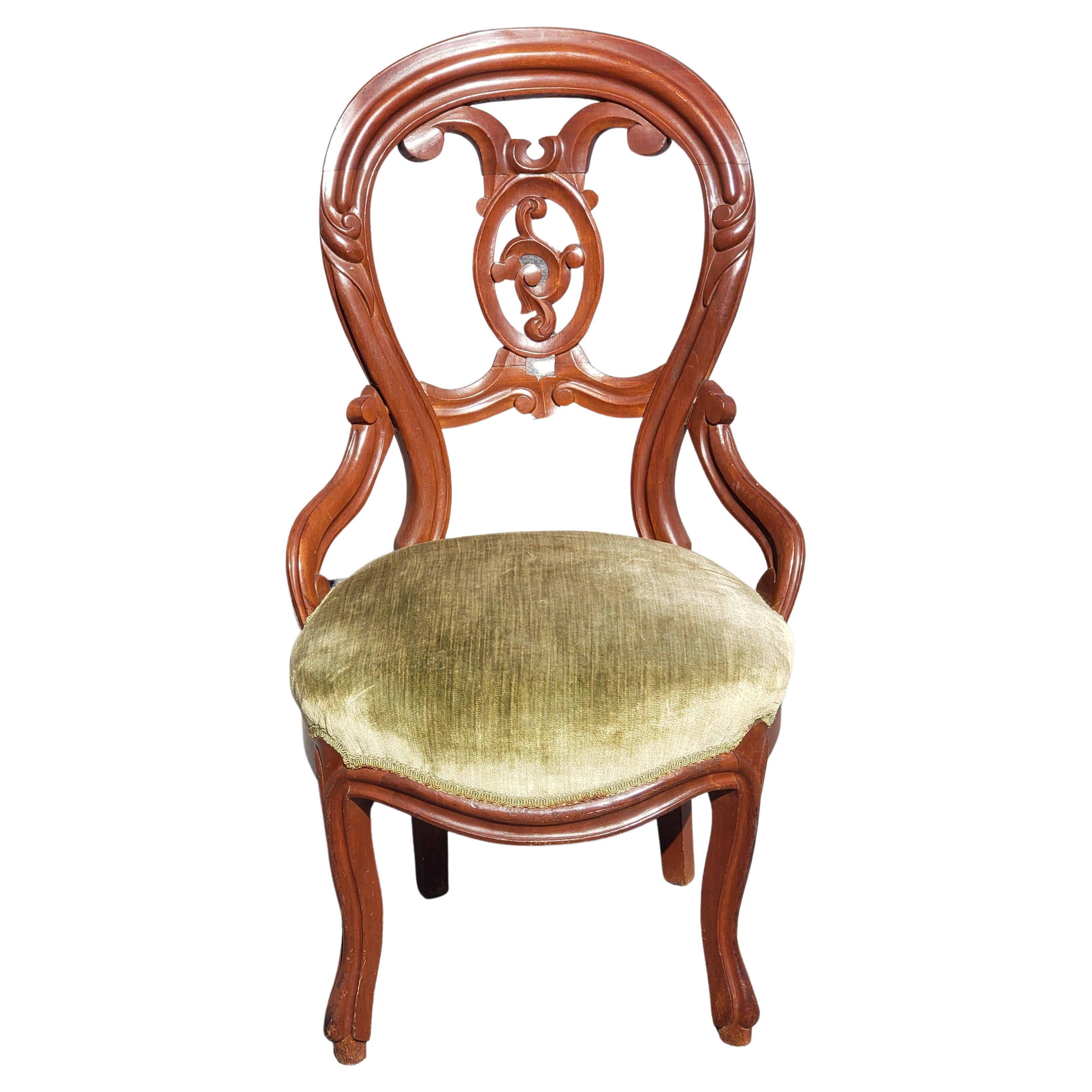 20ième siècle Fauteuil de siège victorien ancien en acajou sculpté à dossier en forme de ballon rembourré en vente