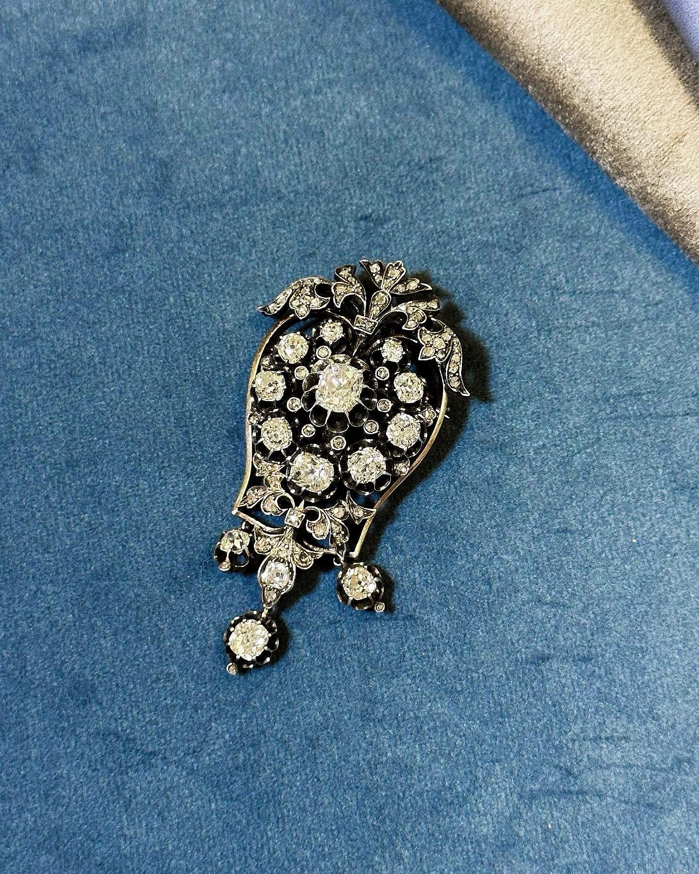 Eine schöne viktorianische antike 7karätige Diamantbrosche aus den 1880er Jahren. 

Der zentrale Diamant im Altminenschliff mit einem Gewicht von 1,56 Karat (D/E, VS/SI) ist von neun Diamanten im Altminenschliff (mit einem Gewicht zwischen 0,2 und