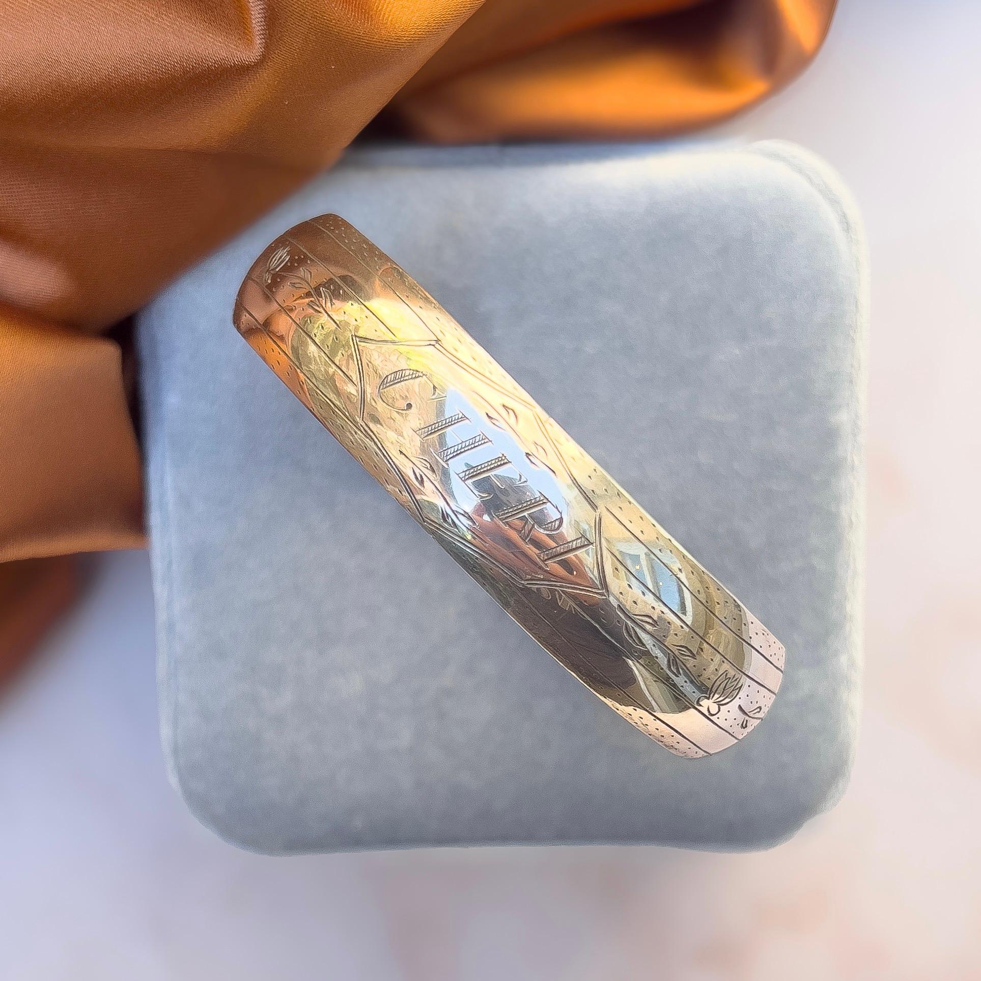 Diese elegante und zeitlose Silbermanschette stammt aus den späten 1800er Jahren. 

Zustandsbericht:
Ausgezeichnet

Die Details...
Diese Manschette ist aus Silber gefertigt - sie ist auf der Innenseite mit 800 gestempelt. Es ist in seiner Gesamtheit