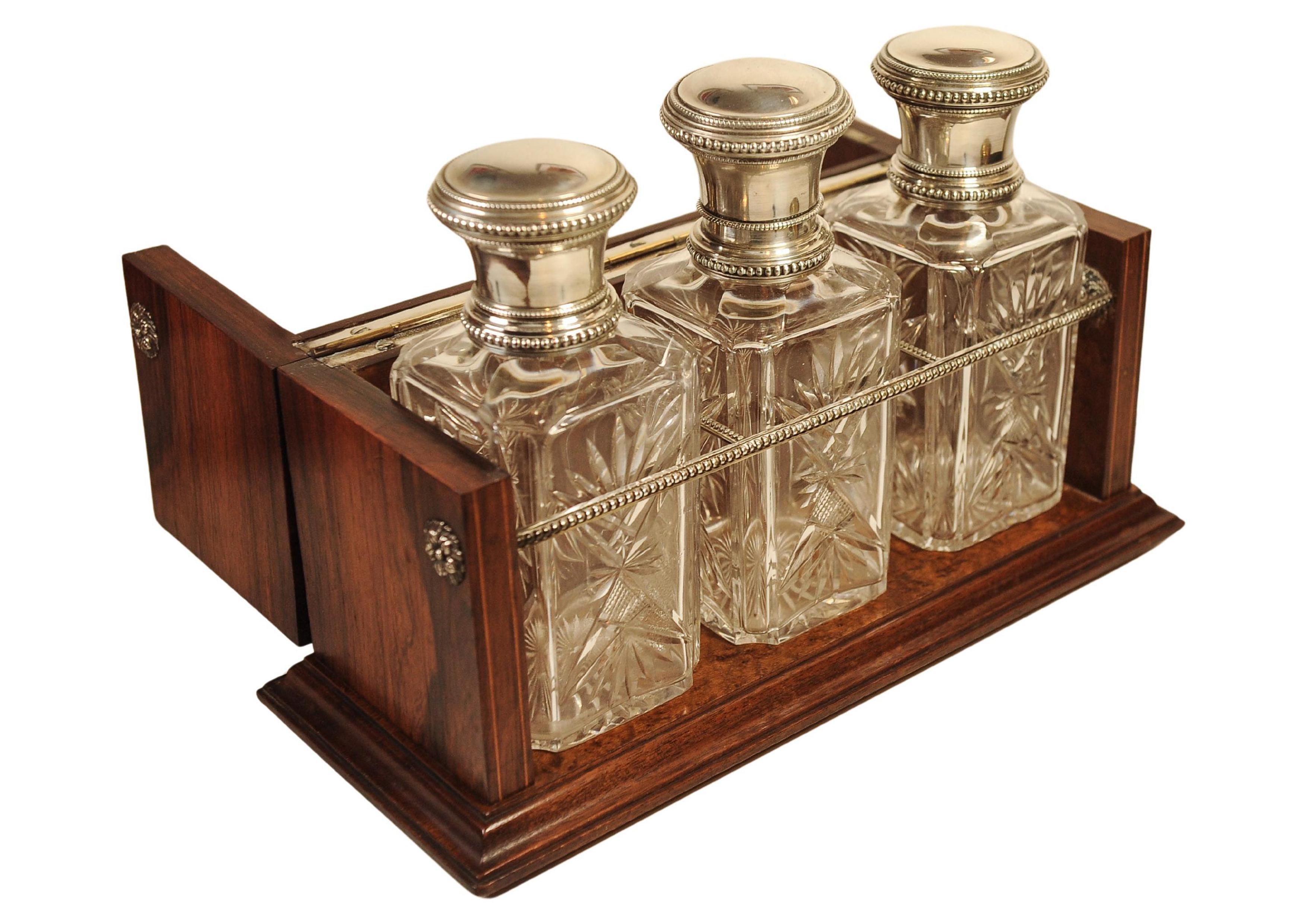 XIXe siècle Victorian Antique Solid Silver Capped Cut Glass Tantalus With 3 Decanters (Tantale en verre taillé coiffé d'argent massif avec 3 carafes) en vente