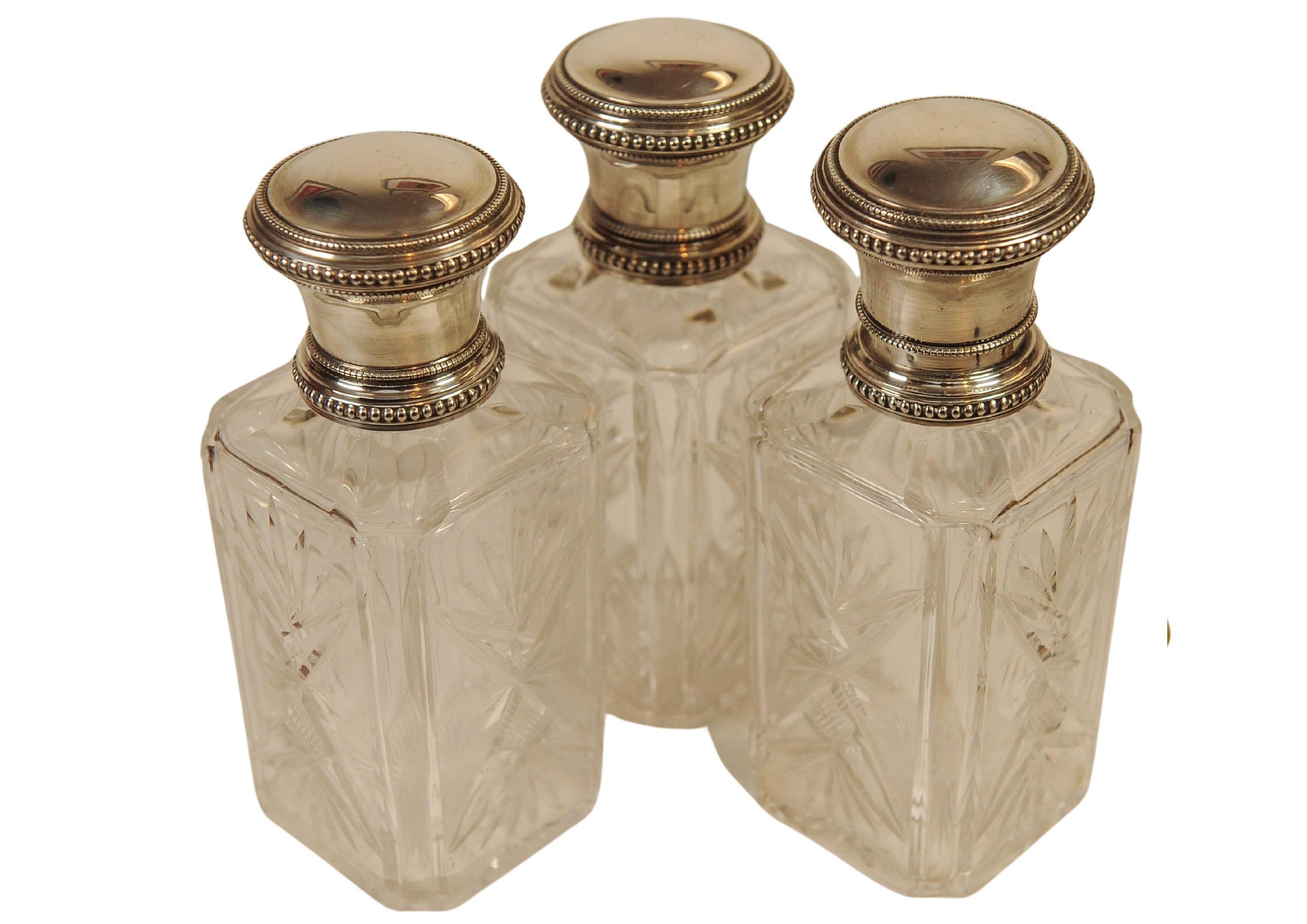 Victorian Antique Solid Silver Capped Cut Glass Tantalus With 3 Decanters (Tantale en verre taillé coiffé d'argent massif avec 3 carafes) en vente 5