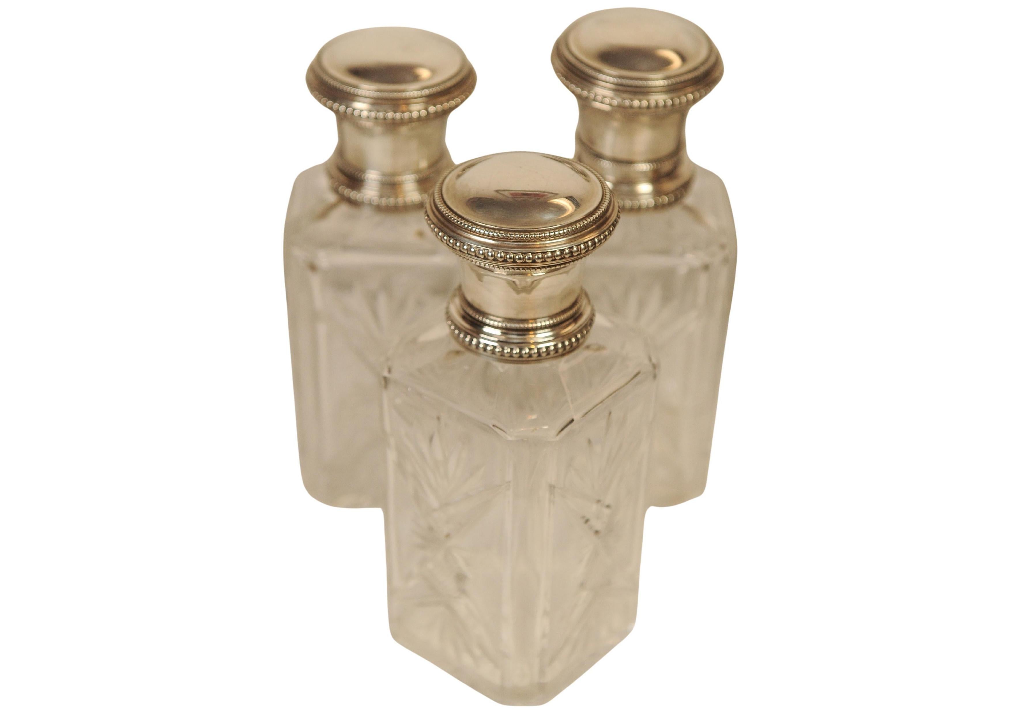 Victorian Antique Solid Silver Capped Cut Glass Tantalus With 3 Decanters (Tantale en verre taillé coiffé d'argent massif avec 3 carafes) en vente 6