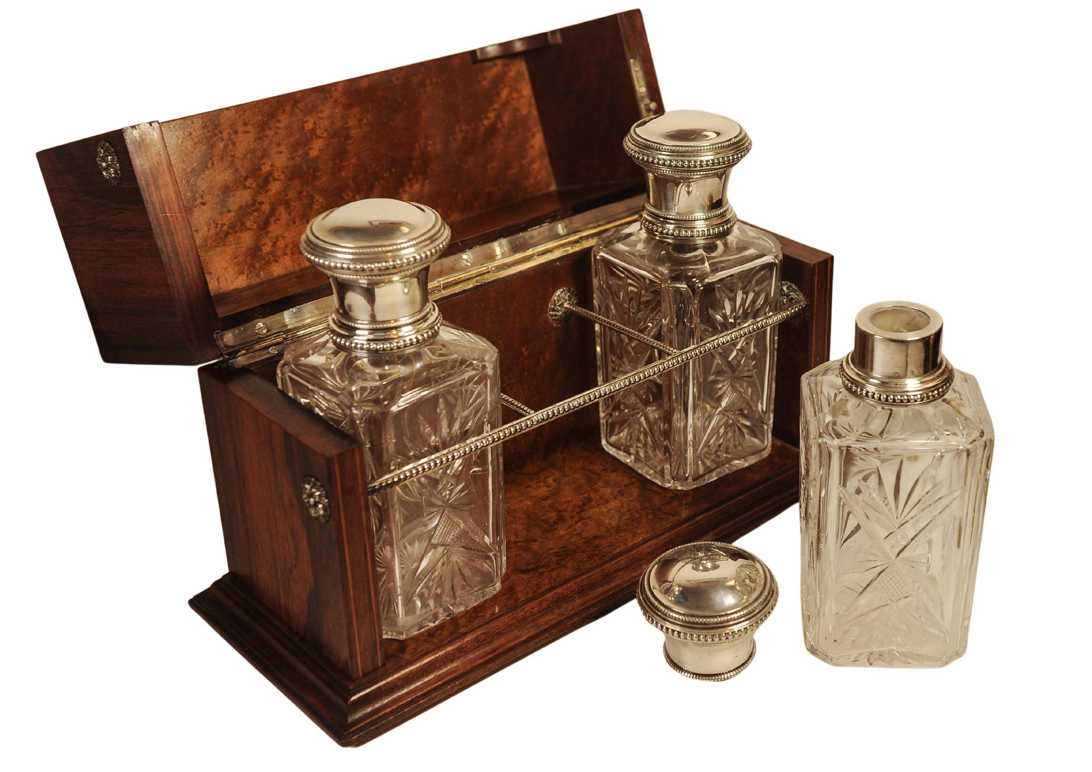 Magnifique Tantale victorien du 19e siècle en bois dur incrusté, en amboine et en argent, avec trois carafes en verre taillé dont les couvercles et les garnitures sont en argent massif

Le Tantale est doté d'une charnière de piano en argent et