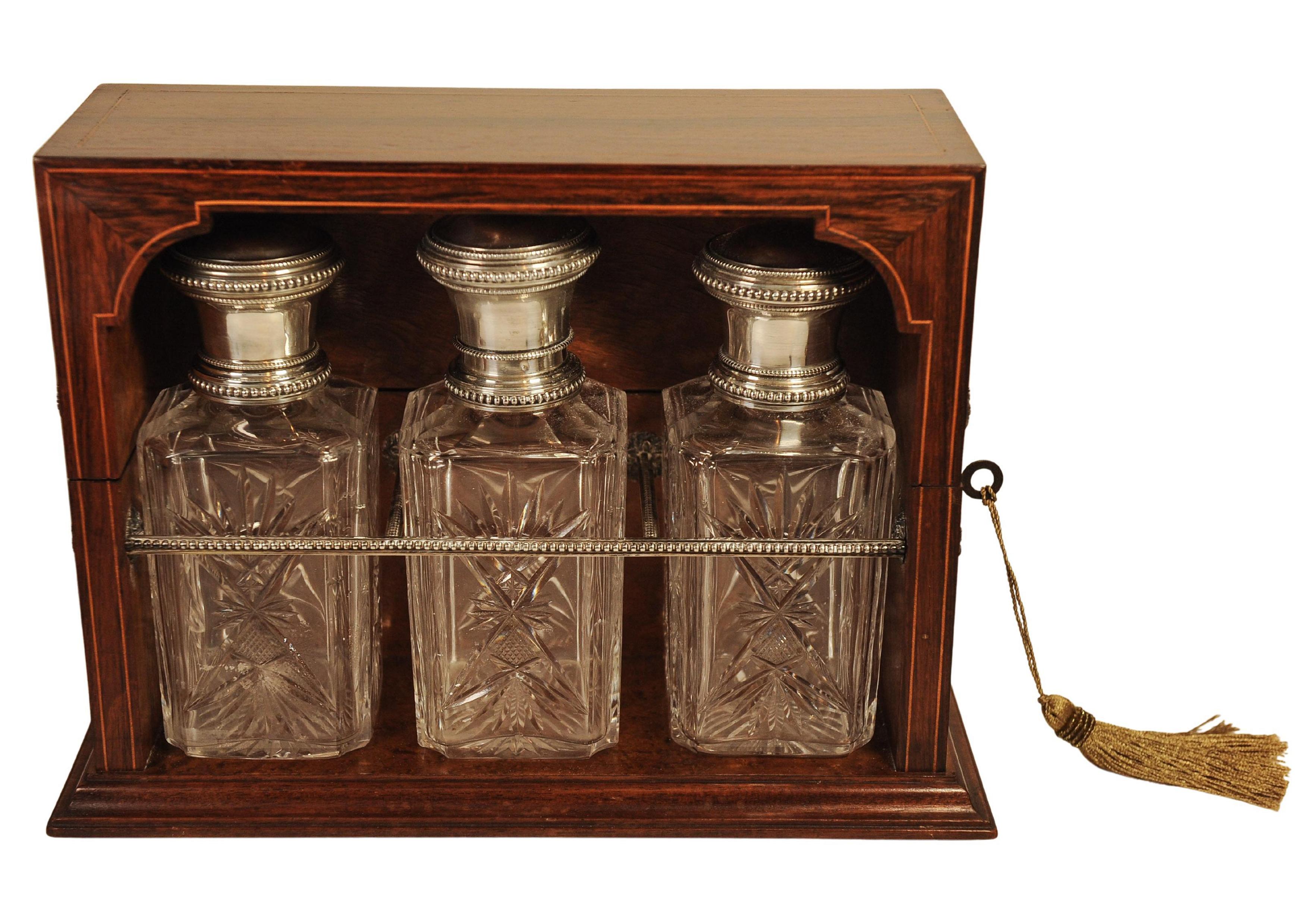 Victorien Victorian Antique Solid Silver Capped Cut Glass Tantalus With 3 Decanters (Tantale en verre taillé coiffé d'argent massif avec 3 carafes) en vente