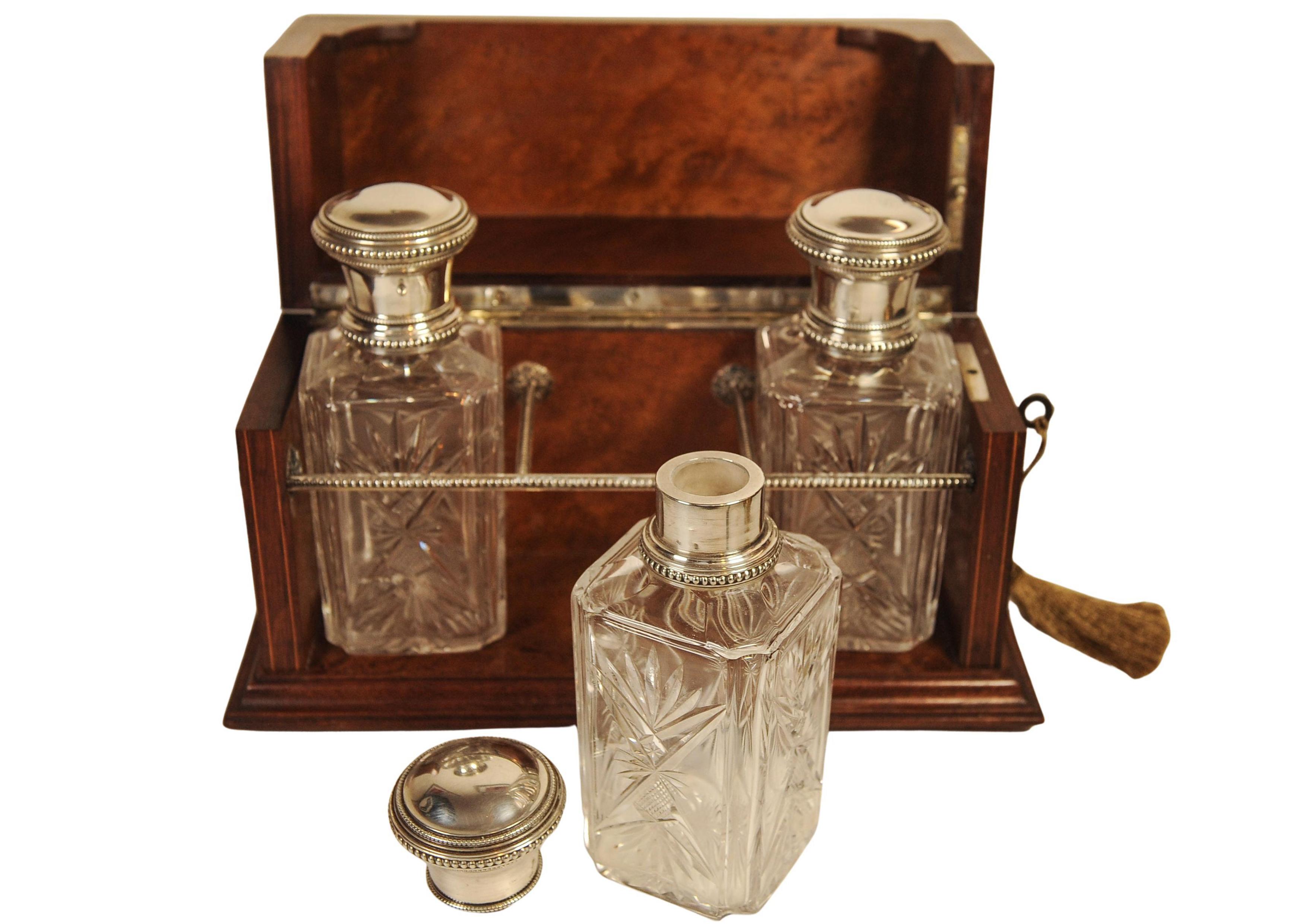 Incrusté Victorian Antique Solid Silver Capped Cut Glass Tantalus With 3 Decanters (Tantale en verre taillé coiffé d'argent massif avec 3 carafes) en vente