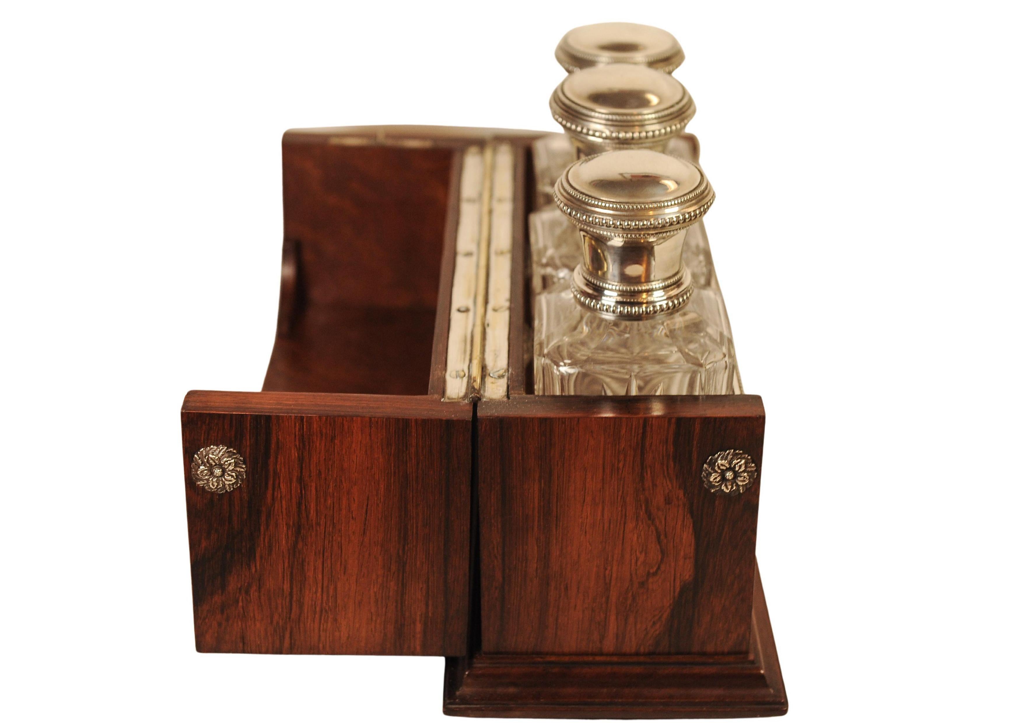 Victorian Antique Solid Silver Capped Cut Glass Tantalus With 3 Decanters (Tantale en verre taillé coiffé d'argent massif avec 3 carafes) Bon état - En vente à Reading, Berkshire