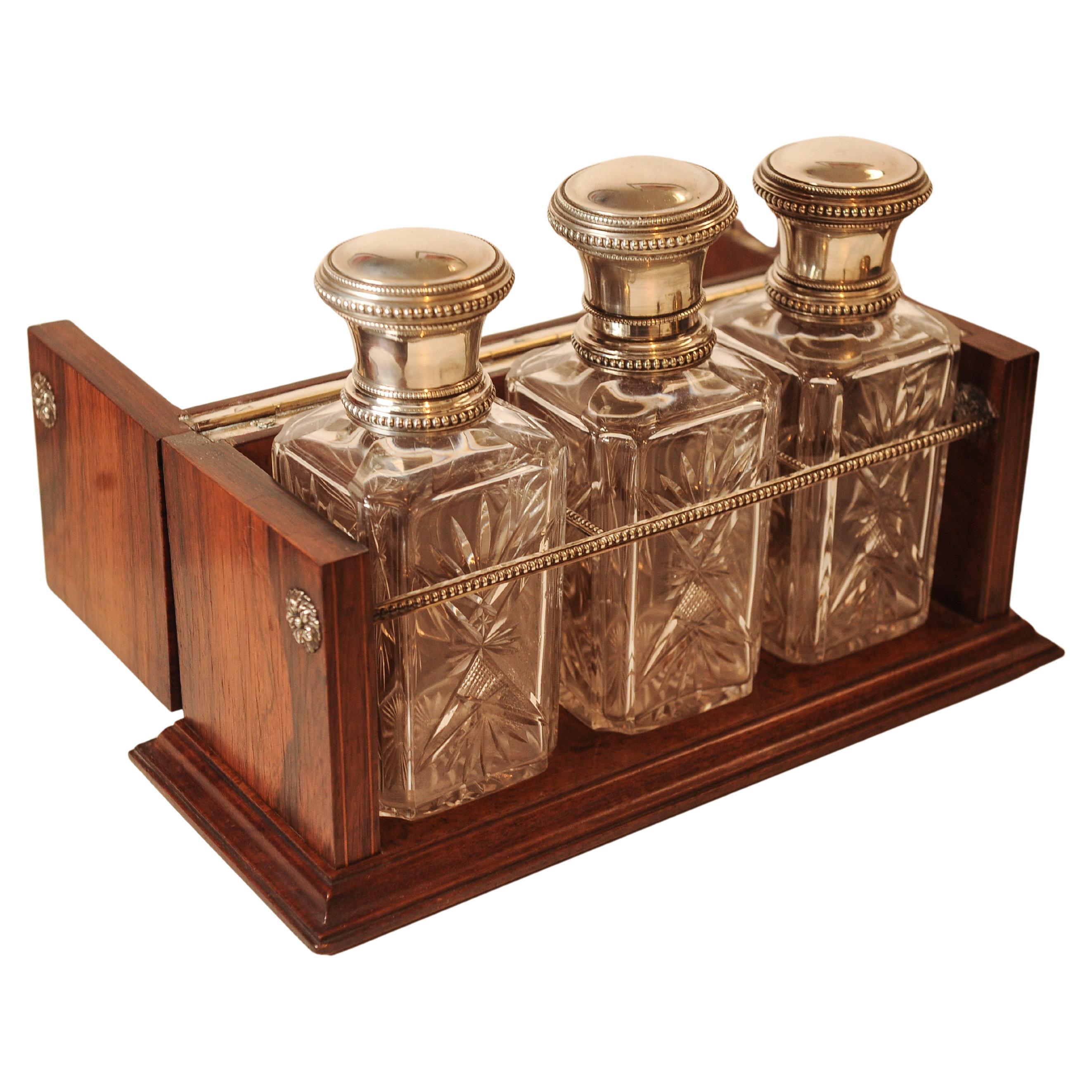 Français Victorian Antique Solid Silver Capped Cut Glass Tantalus With 3 Decanters (Tantale en verre taillé coiffé d'argent massif avec 3 carafes) en vente