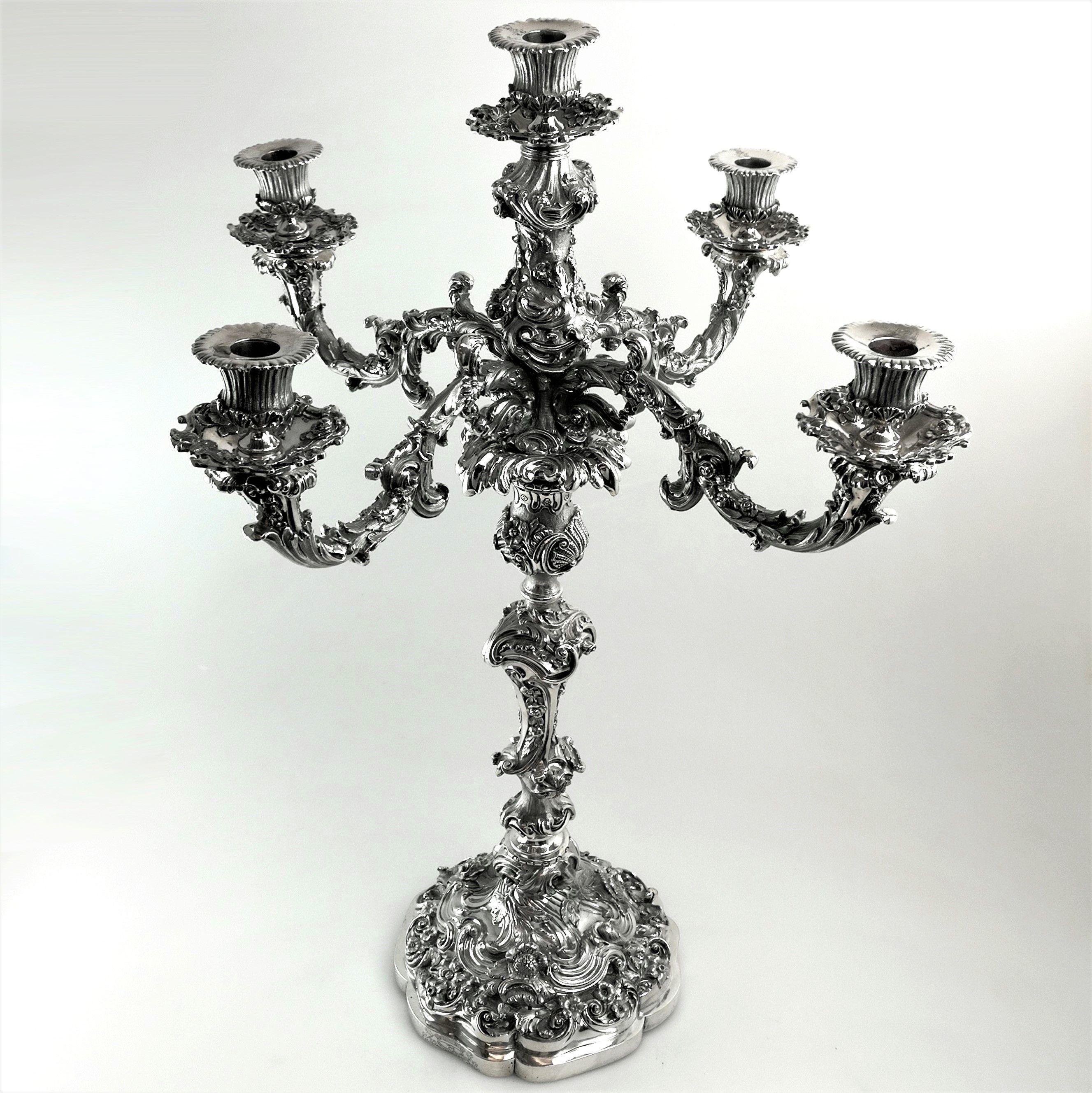 Ein prächtiger antiker viktorianischer Leuchter mit fünf Kerzen. Dieser Kandelaber hat eine beachtliche Größe und ein beträchtliches Gewicht. Der Kandelaber ist mit einem prächtigen Blumen-:: Blatt- und Schnörkelmuster verziert. Dieses Muster