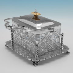 Boîte à biscuits victorienne en argent sterling et verre fabriquée par Walker & Hall 1895