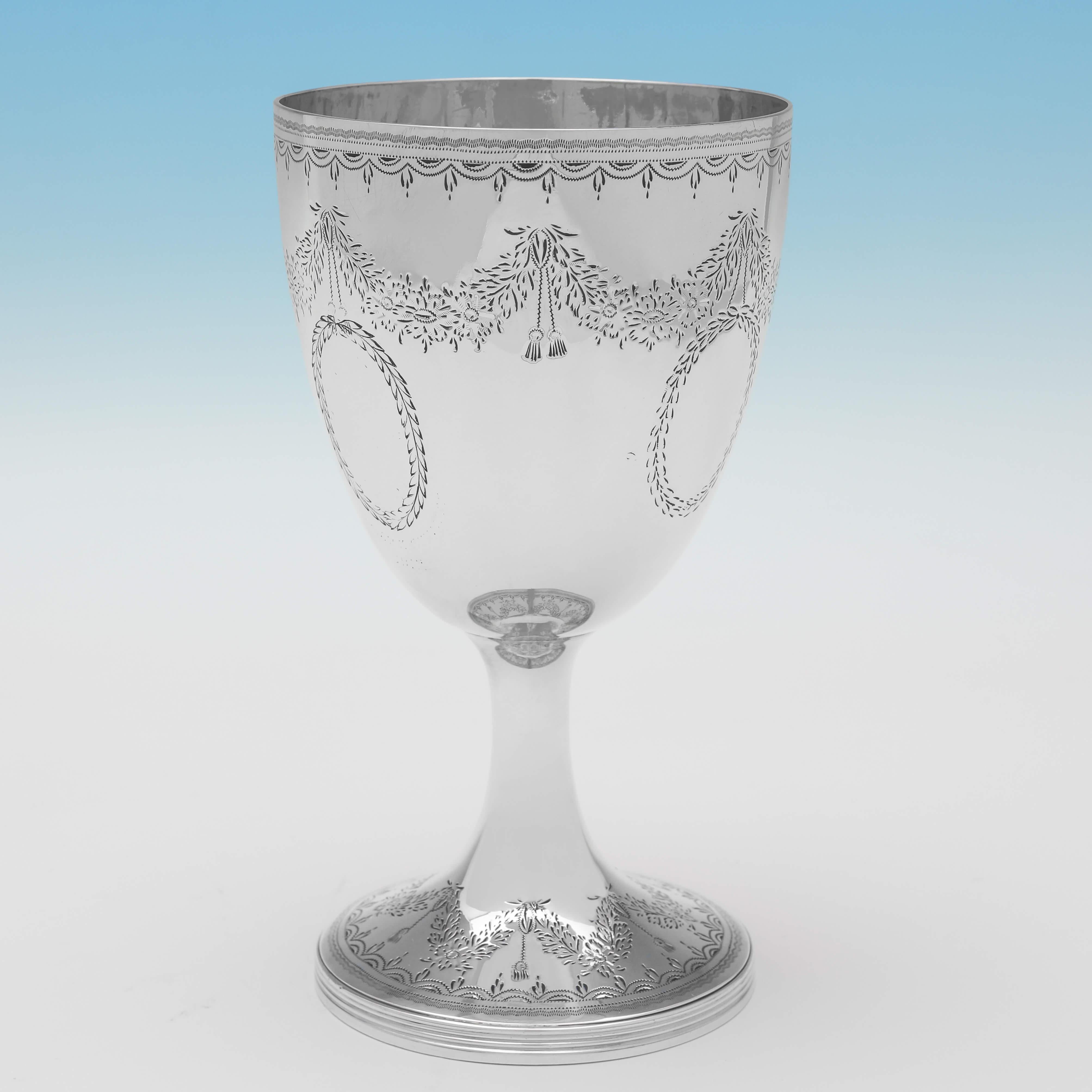 Poinçonné à Londres en 1856 par Joseph Angell II, ce joli gobelet victorien en argent massif ancien présente une décoration gravée et des bordures en roseau. Le gobelet mesure 16 cm de haut et 9 cm de diamètre, et pèse 9,4 onces troy.