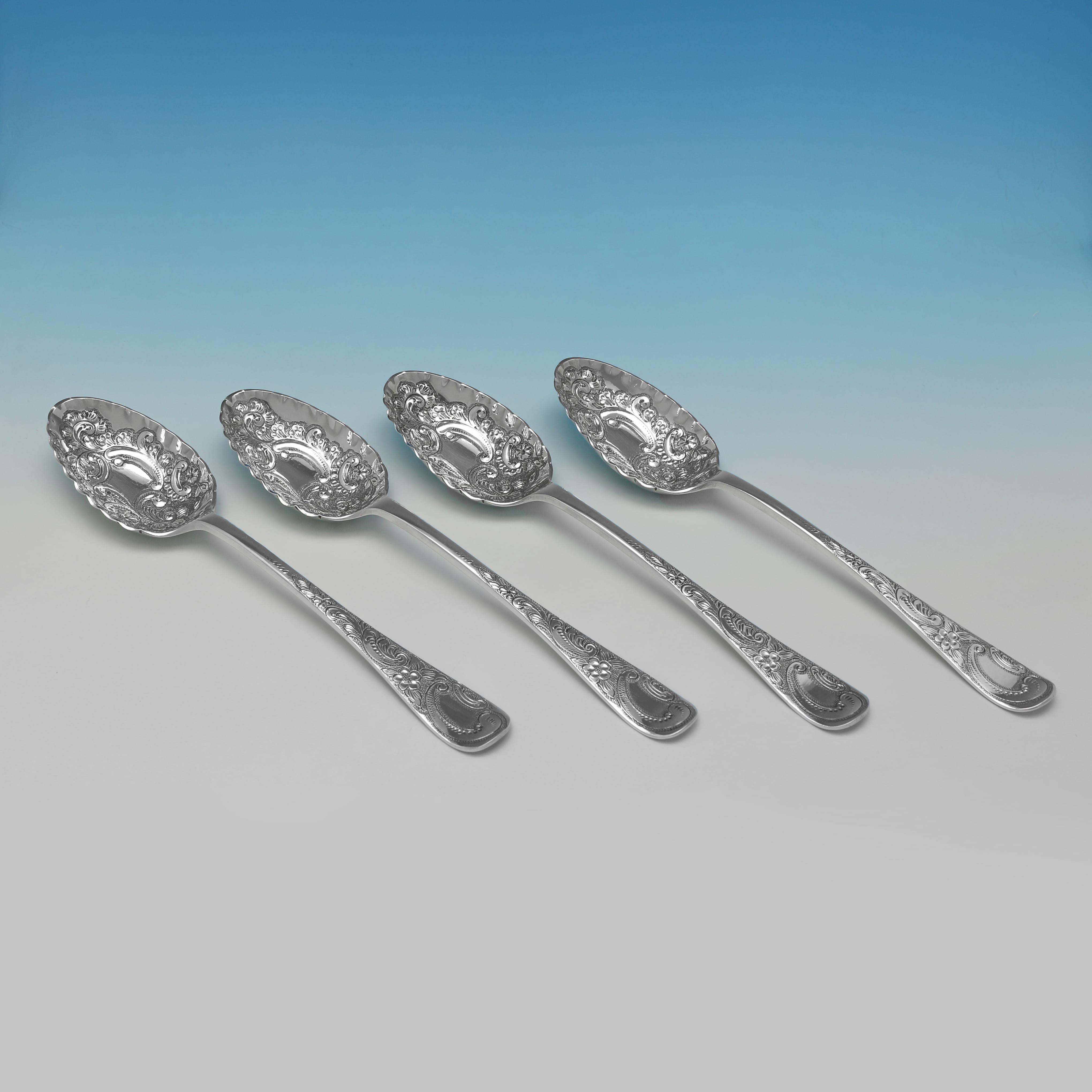 Poinçonné à Sheffield en 1898 par Thomas Levesley, ce charmant ensemble de 4 cuillères à dessert en argent sterling de l'époque victorienne, de forme traditionnelle, est présenté dans sa boîte d'origine. Chaque cuillère à baies mesure 18,5 cm de