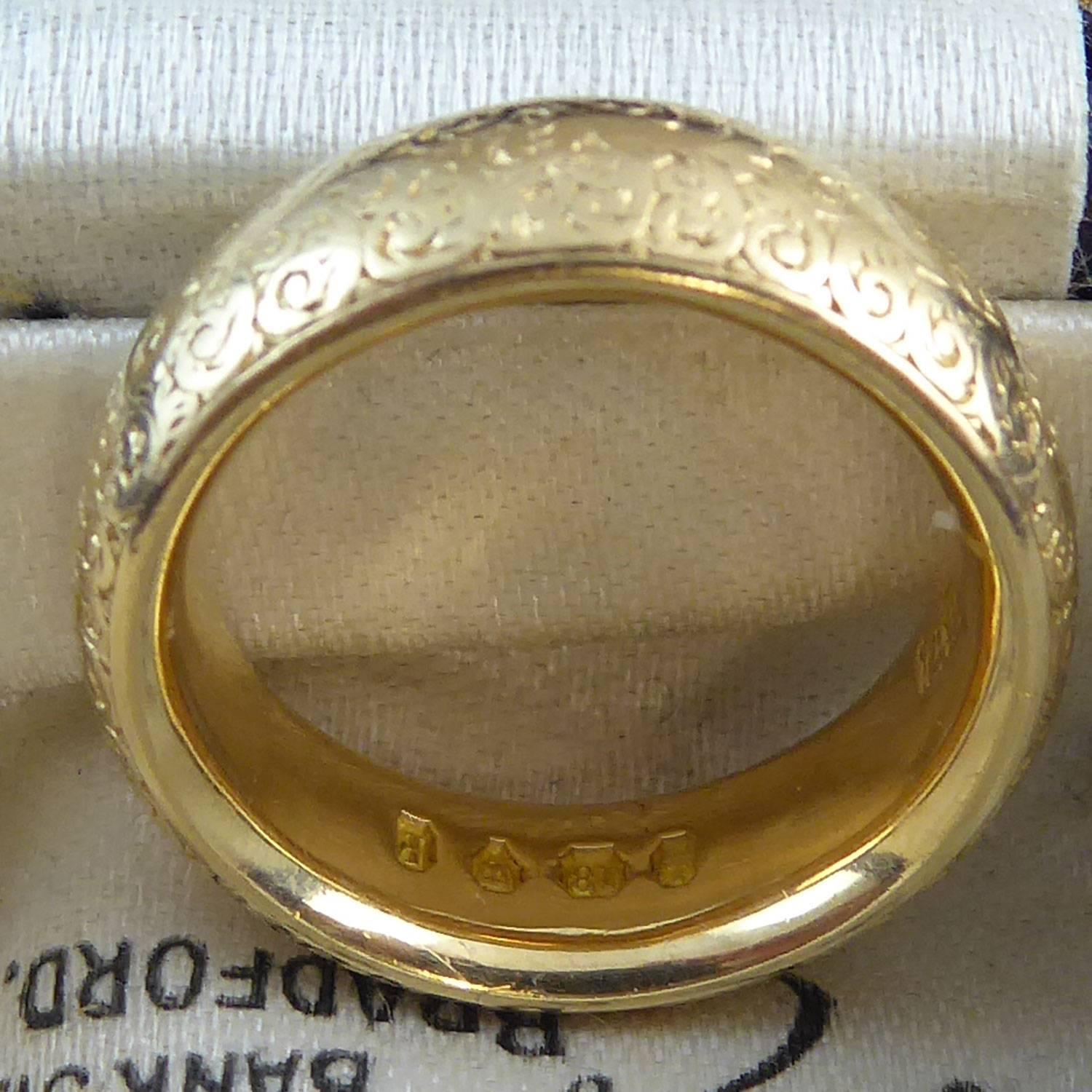 Victorian Antique Wedding Ring, London 1881, 18 Carat Gold, Floral Engraving 4