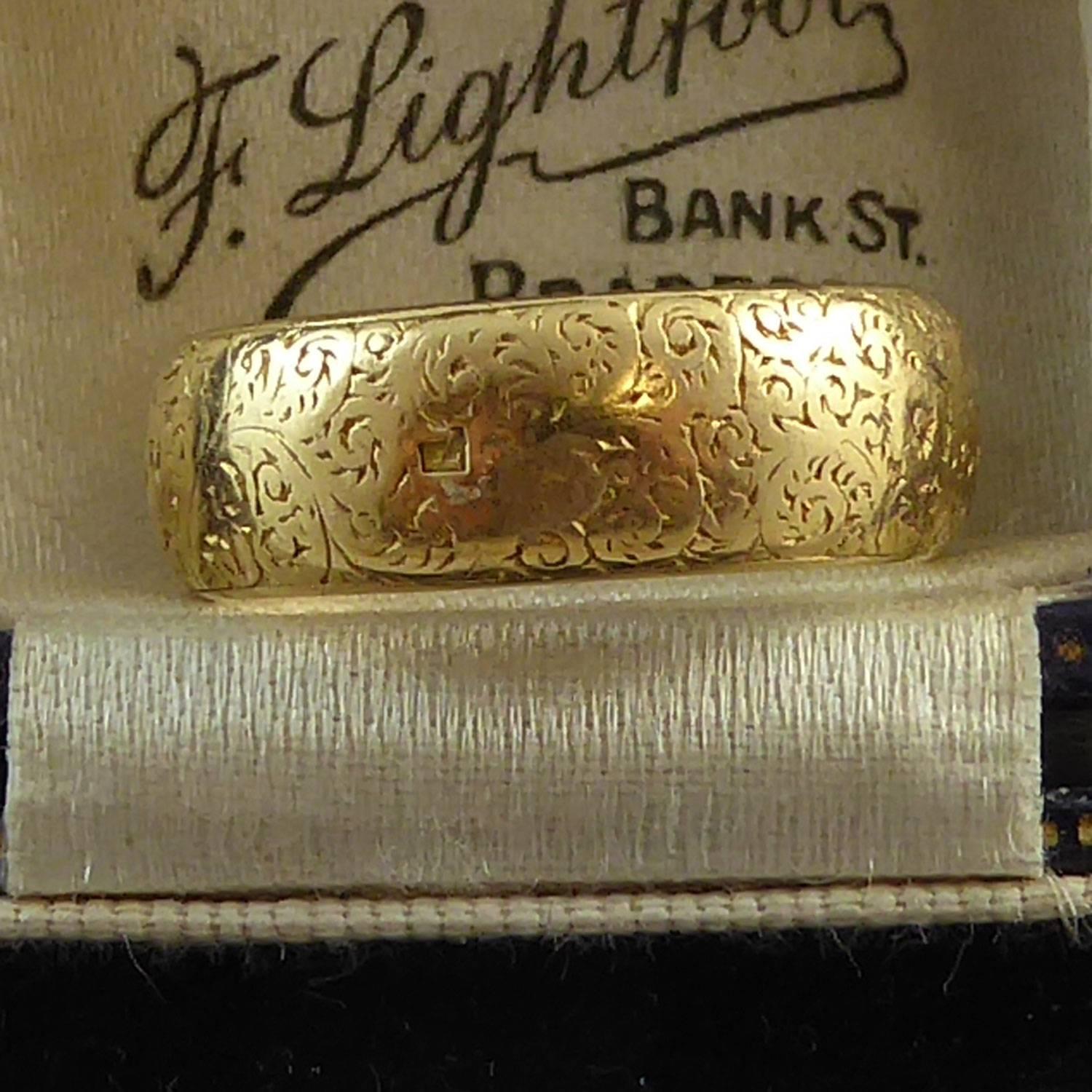 Victorian Antique Wedding Ring, London 1881, 18 Carat Gold, Floral Engraving 2