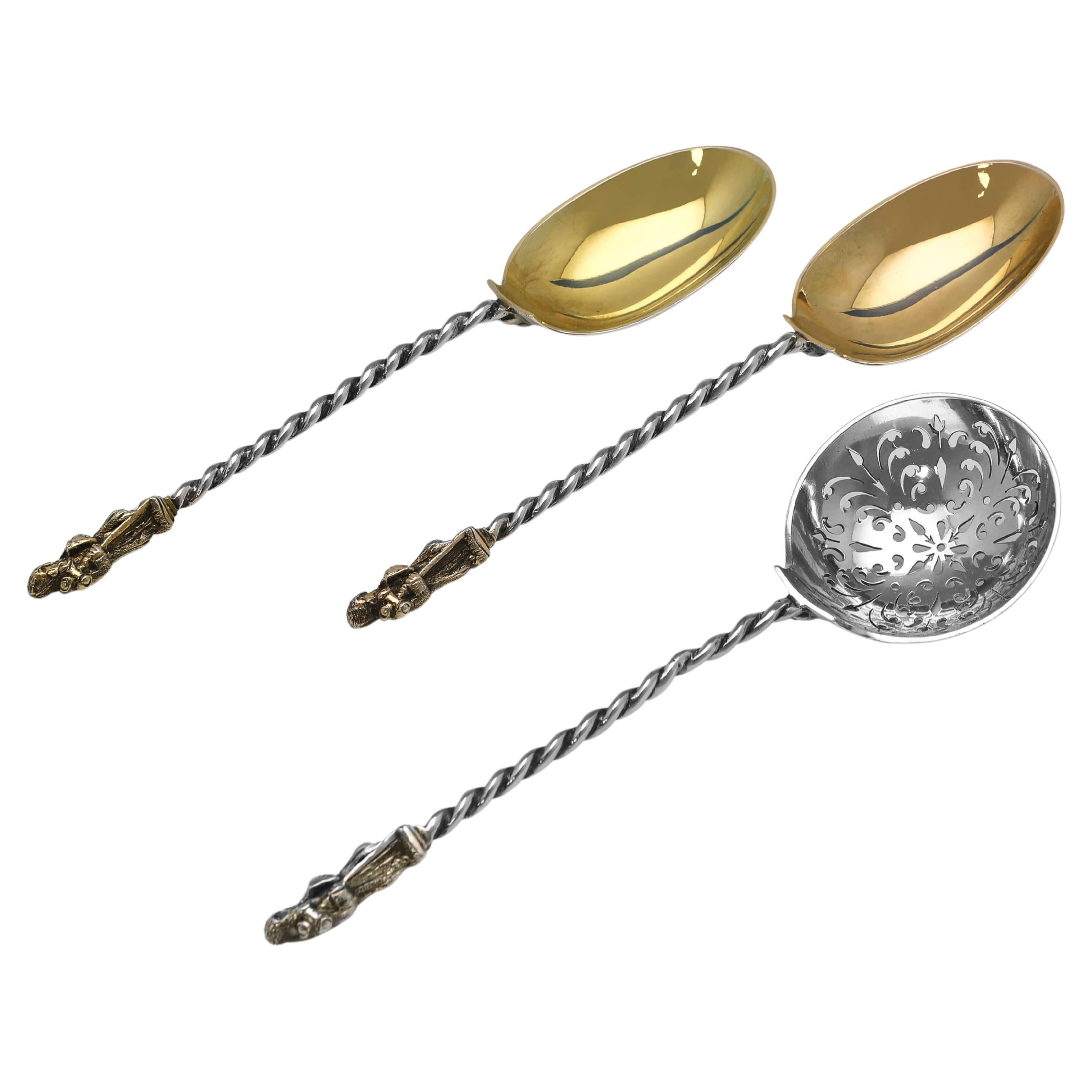 Matriculado en Londres en 1884 por Aldwinckle & Slater, este atractivo juego de postre victoriano antiguo de plata de ley consta de dos cucharas para servir fruta y una cuchara para tamizar azúcar, todas con terminales apóstoles y tallos retorcidos.
