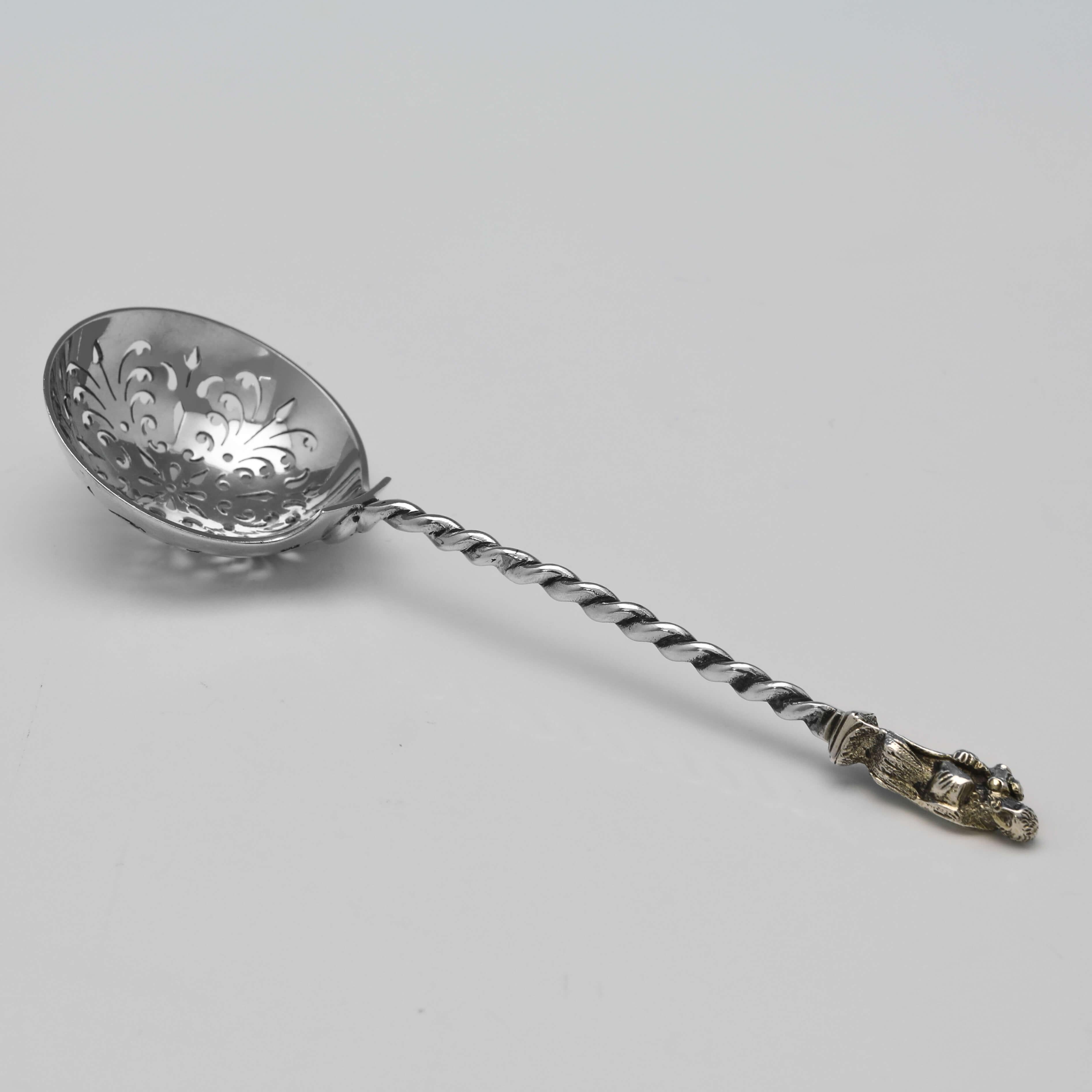 Late 19th Century Victorian Apostle Fruit Serving Spoons & Sugar Sifting Spoon - London 1884 For Sale
