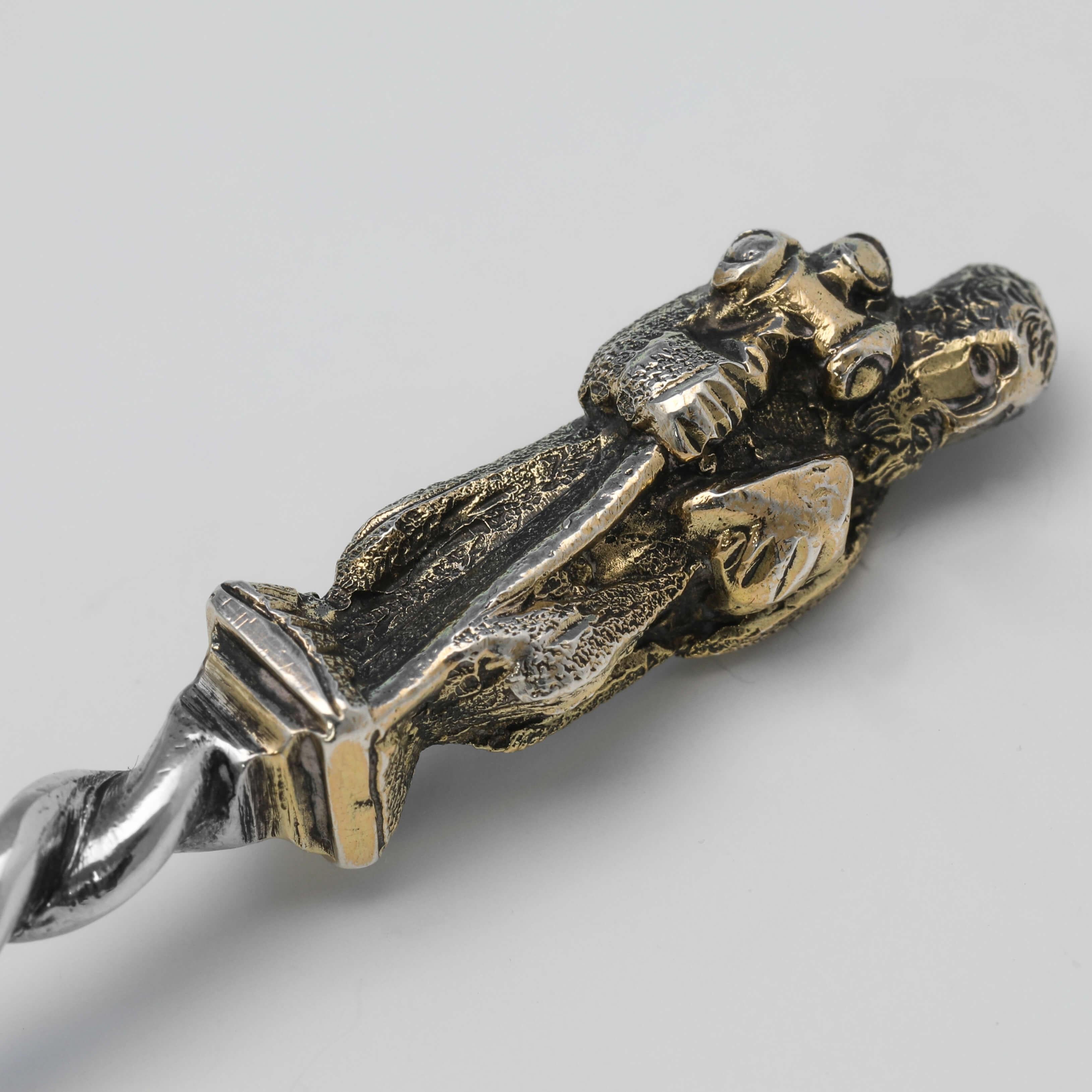 Cucharas Victorianas Apóstol para Servir Frutas y Cuchara para Tamizar Azúcar - Londres 1884 en Bueno estado para la venta en London, London