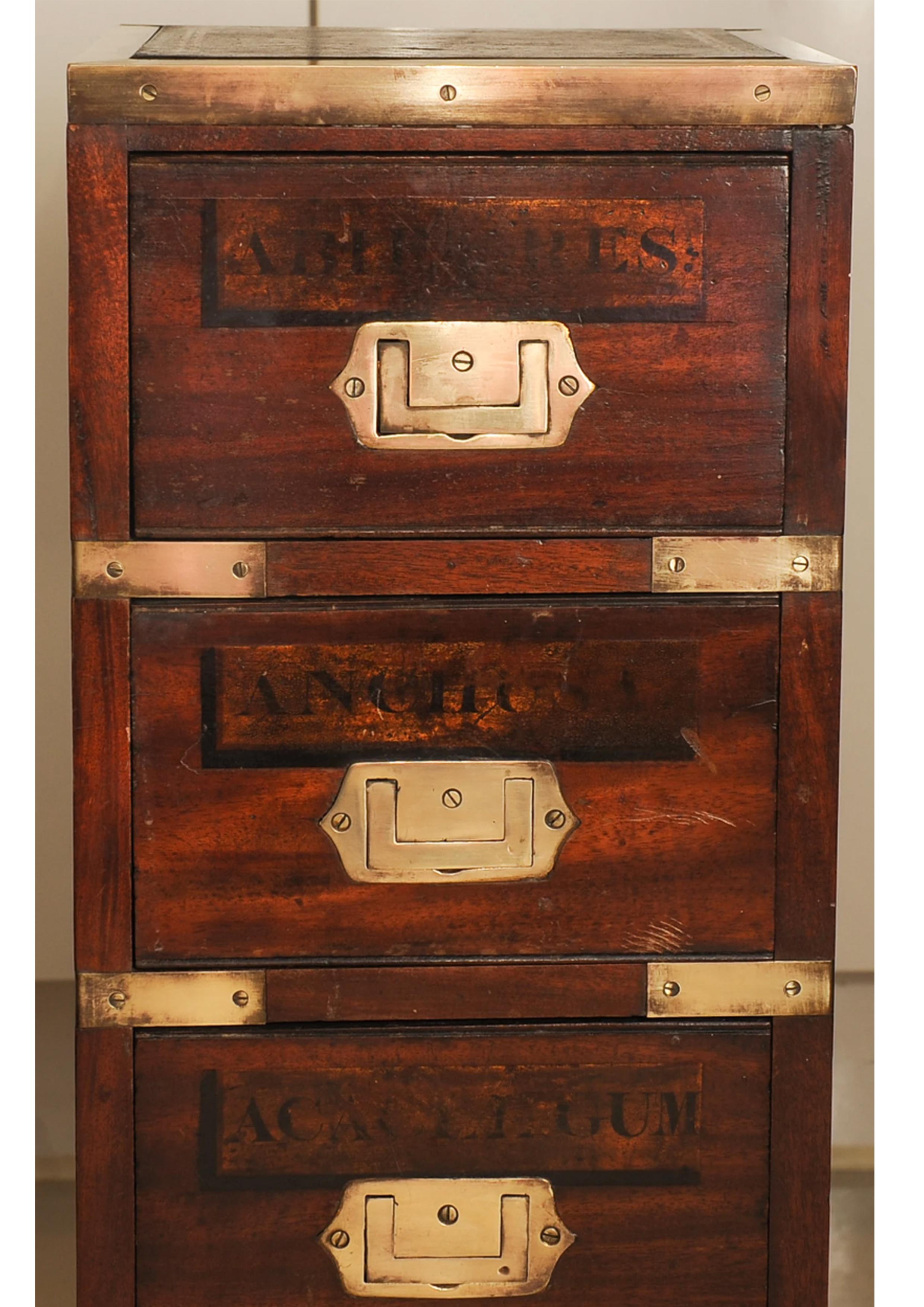 XIXe siècle Campagne d'apothicaire victorienne en laiton relié à 4 tiroirs avec peinture à la main à l'avant en vente