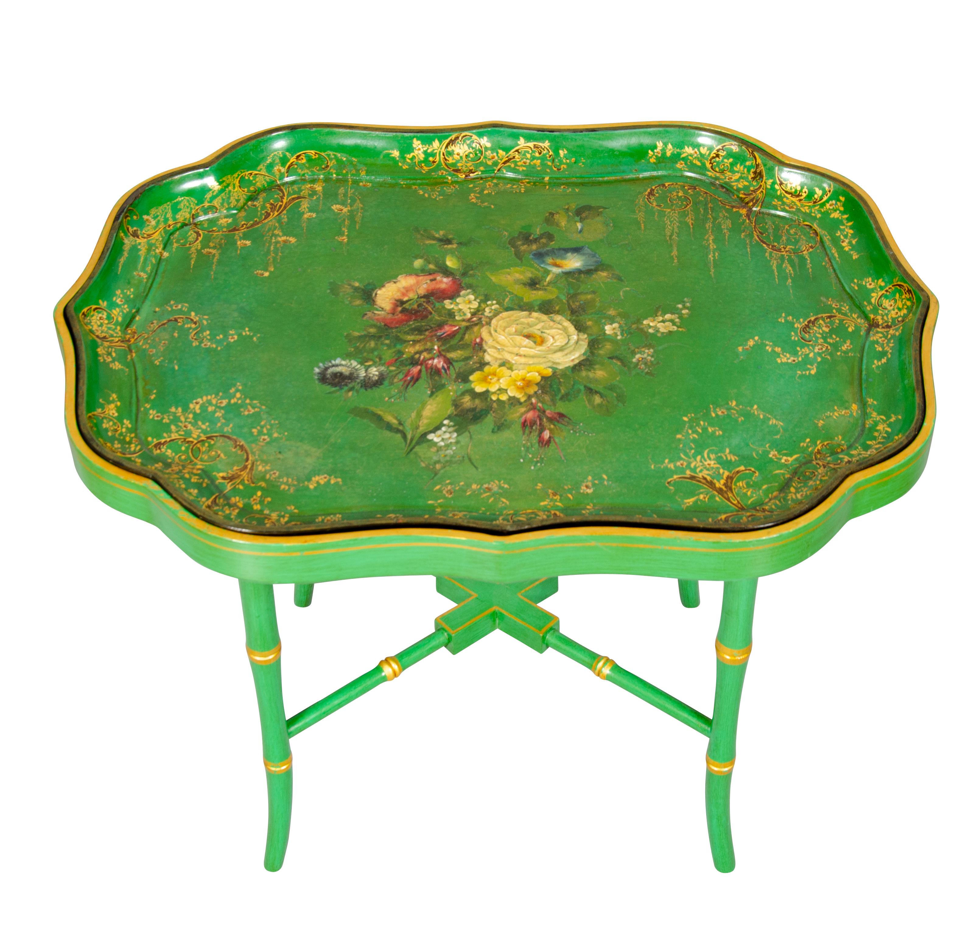 Plateau façonné à décor floral et base séparée conforme. Signé sur la face inférieure du plateau.