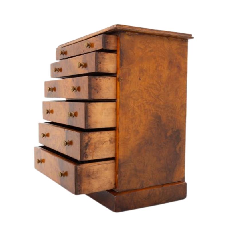 Viktorianische Kommode aus gemasertem Nussbaumholz für Lehrlinge
CIRCA 1880
Wir liefern in jeden Winkel der Erde - auch in die USA - bitte kontaktieren Sie uns für ein Angebot.
Diese Kommode hat 6 abgestufte Schubladen mit gedrehten