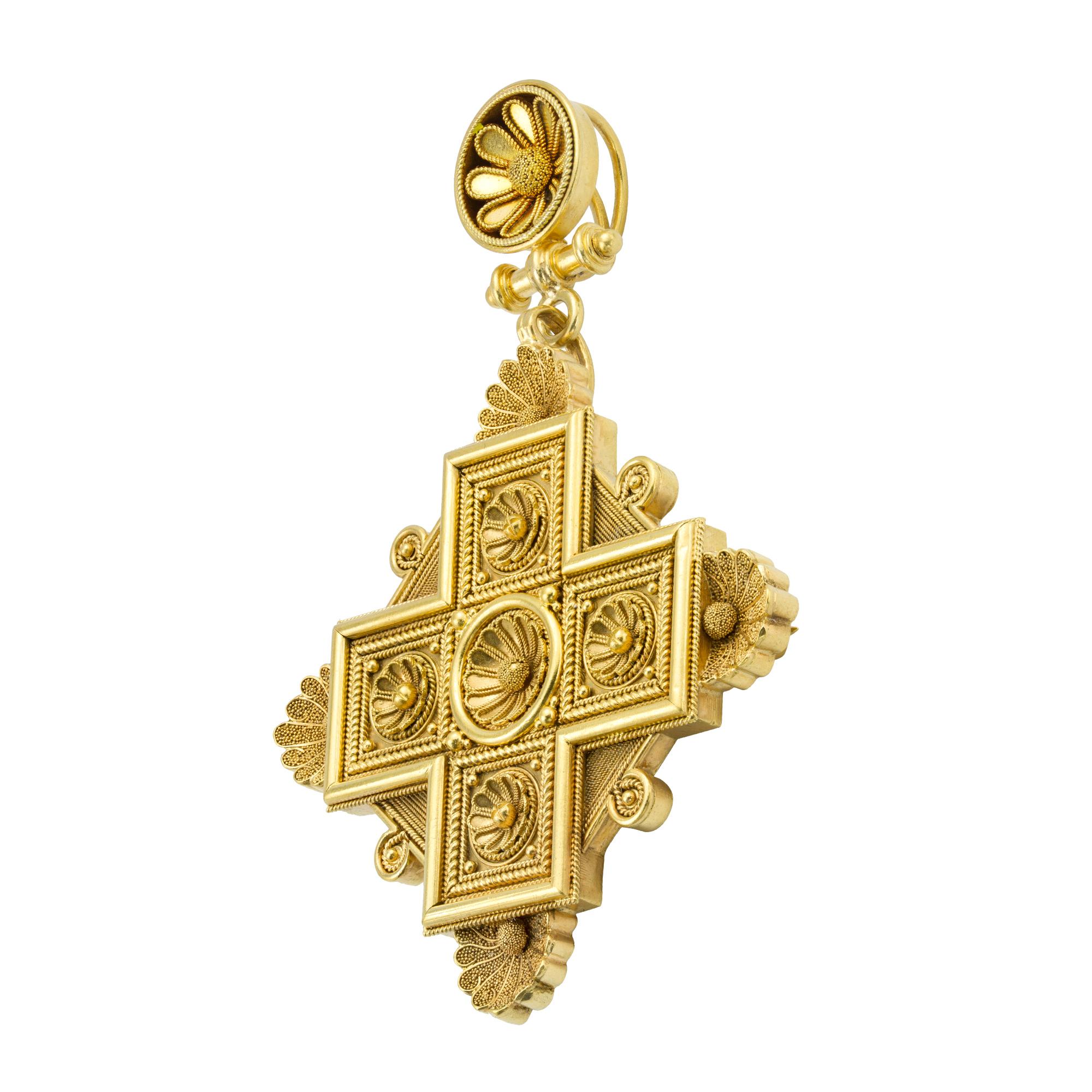 Spilla a croce pendente in oro di epoca vittoriana, con croce greca composta da cinque pannelli quadrati, ciascuno dei quali reca al centro una rosetta granulata con una raffinata lavorazione a corda e granulazione, che termina con bracci granulati