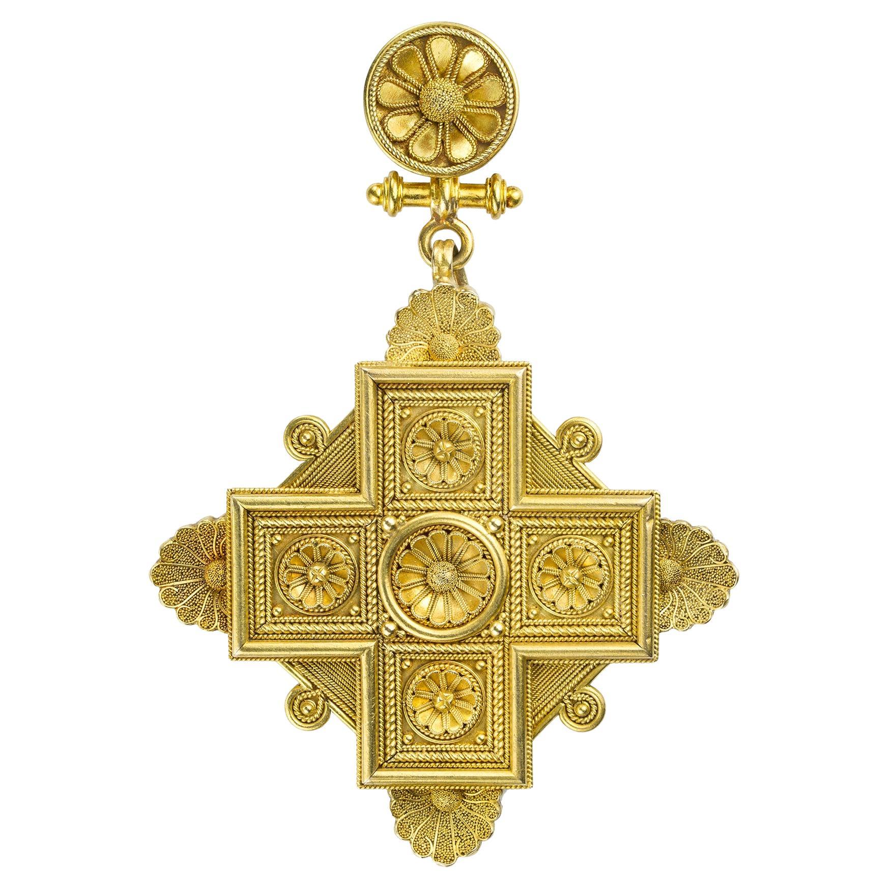 Brosche mit Kreuzanhänger aus Gold im viktorianischen Archaeologischen Revival-Stil