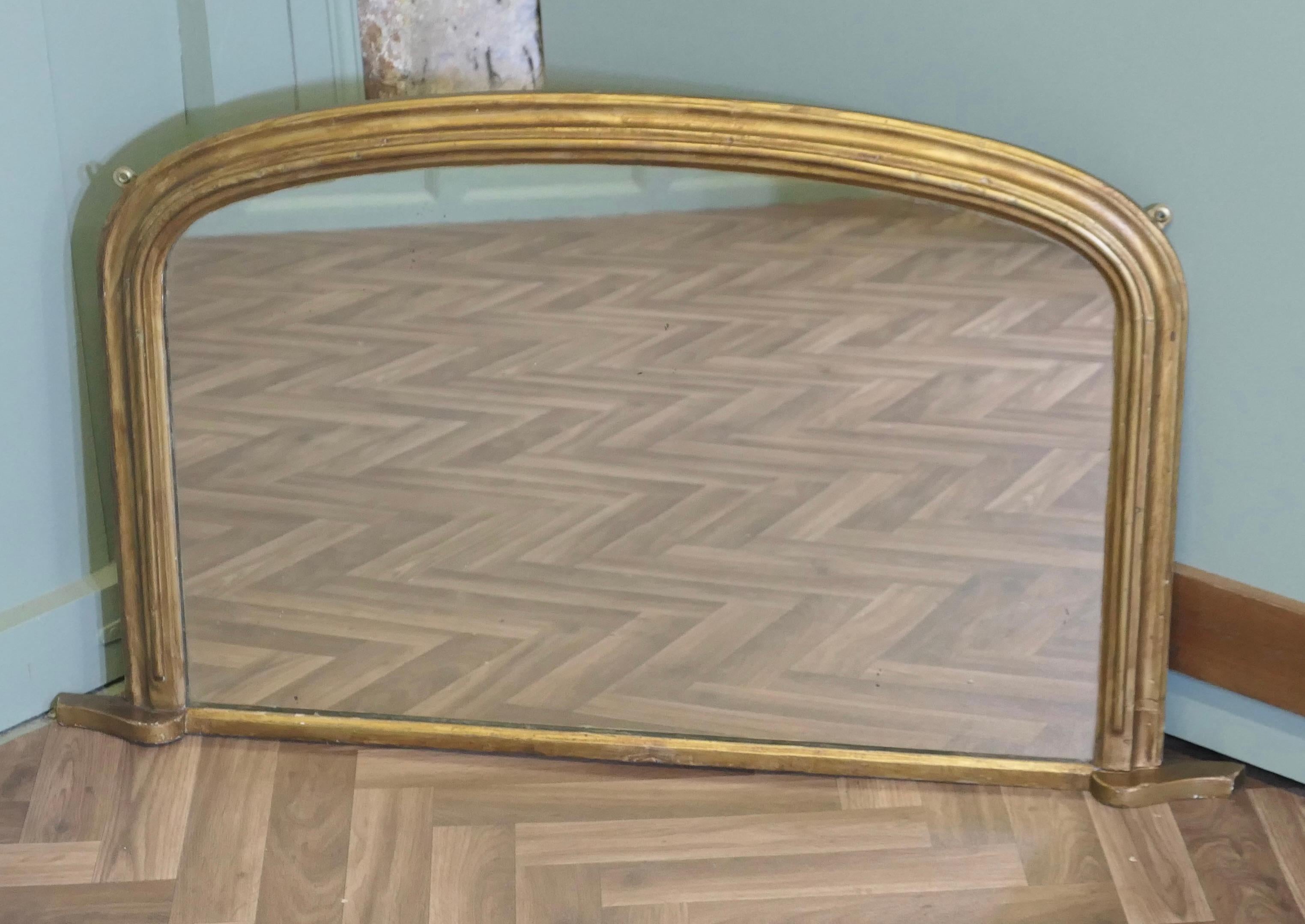 Viktorianischer gewölbter goldener Obermantelspiegel  Ein hübscher Spiegel über dem Mantel (19. Jahrhundert) im Angebot