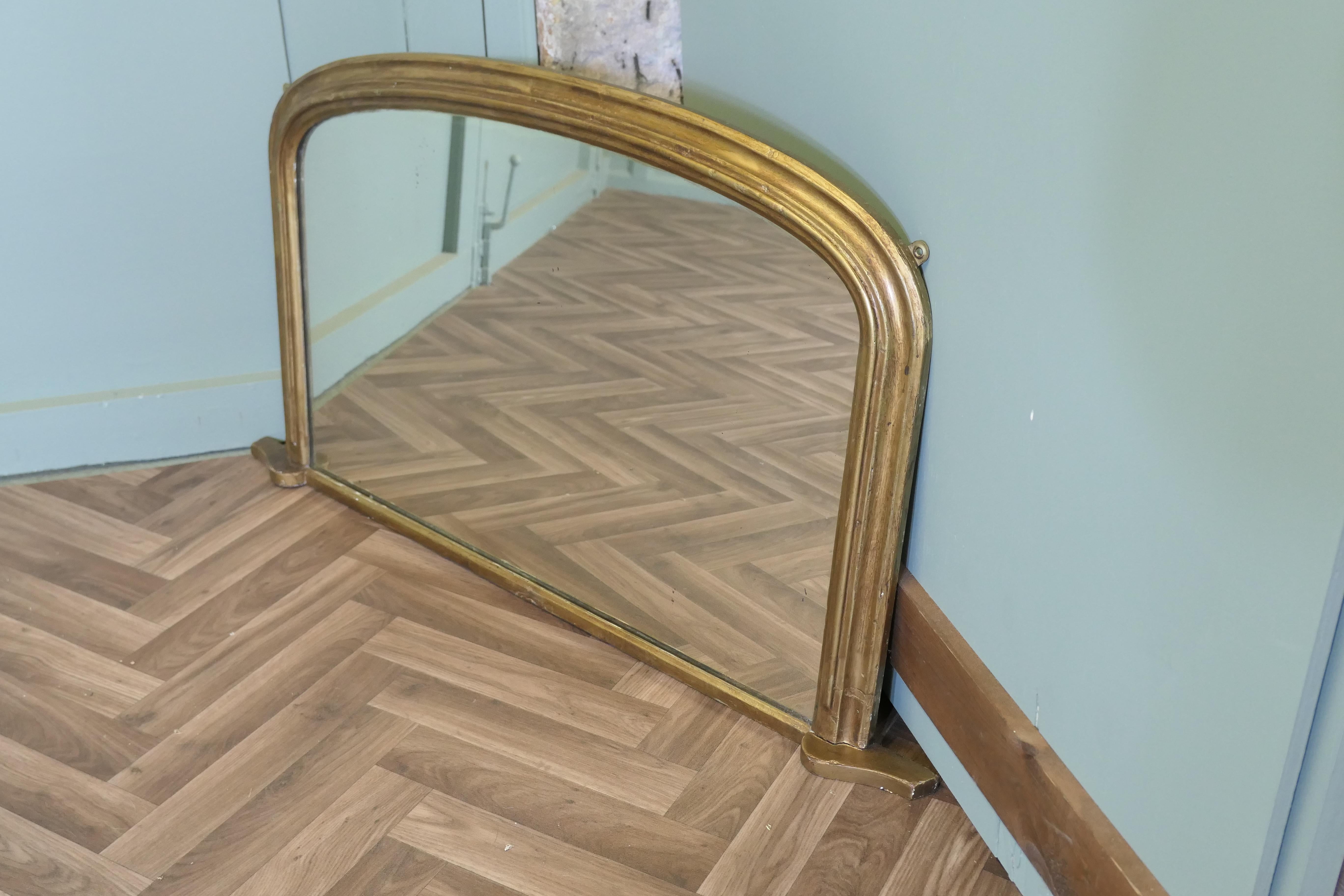 Viktorianischer gewölbter goldener Obermantelspiegel  Ein hübscher Spiegel über dem Mantel (Vergoldetes Holz) im Angebot