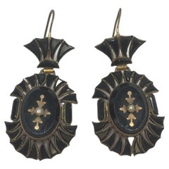 Orecchini a goccia a penzoloni di epoca vittoriana Archeological Revival, oro laminato, anni 1880